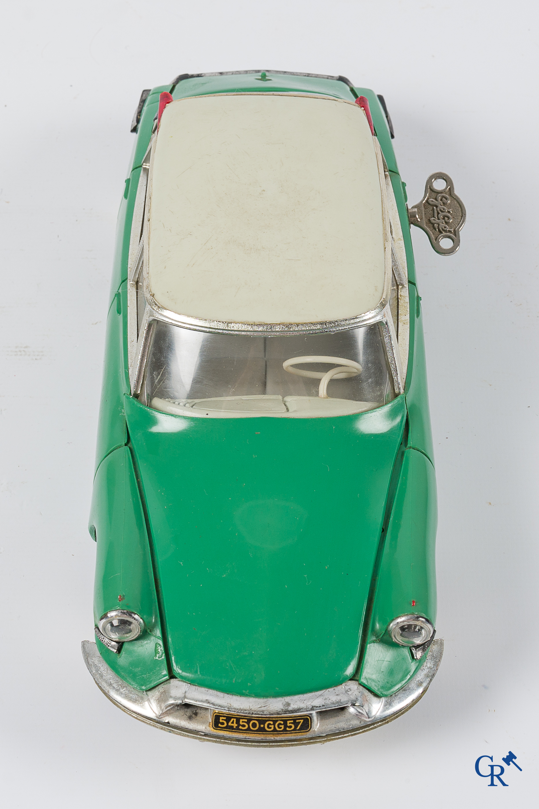 Oud speelgoed. Gégé, Frankrijk. Citroen DS 19 met mechanische motor en elektrische verlichting.