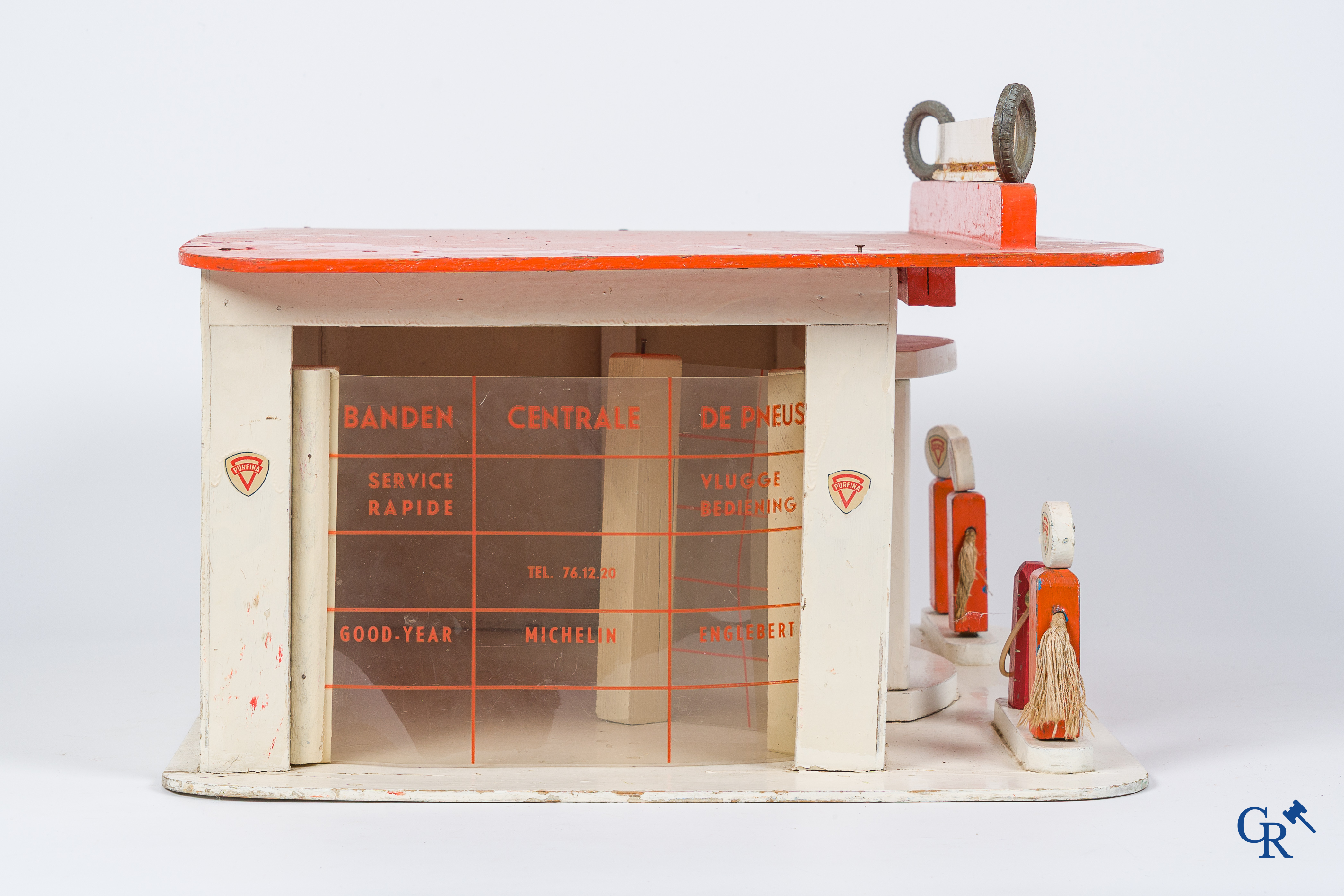 Purfina. Garage de jouets avec publicité pour les huiles, graisses et essences de Purfina. Années '50.