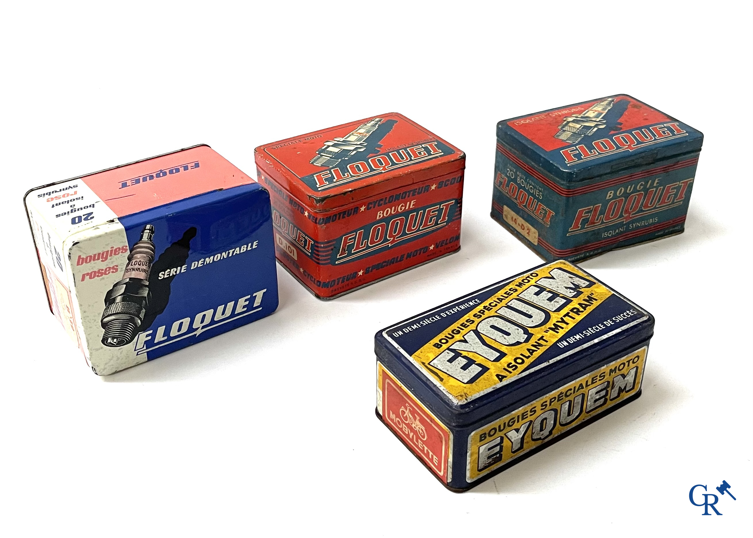 Automobilia. Groot lot olieblikken en andere i.v.m. fietsen, bougies, oliën en andere. Jaren '40-'50-'60.