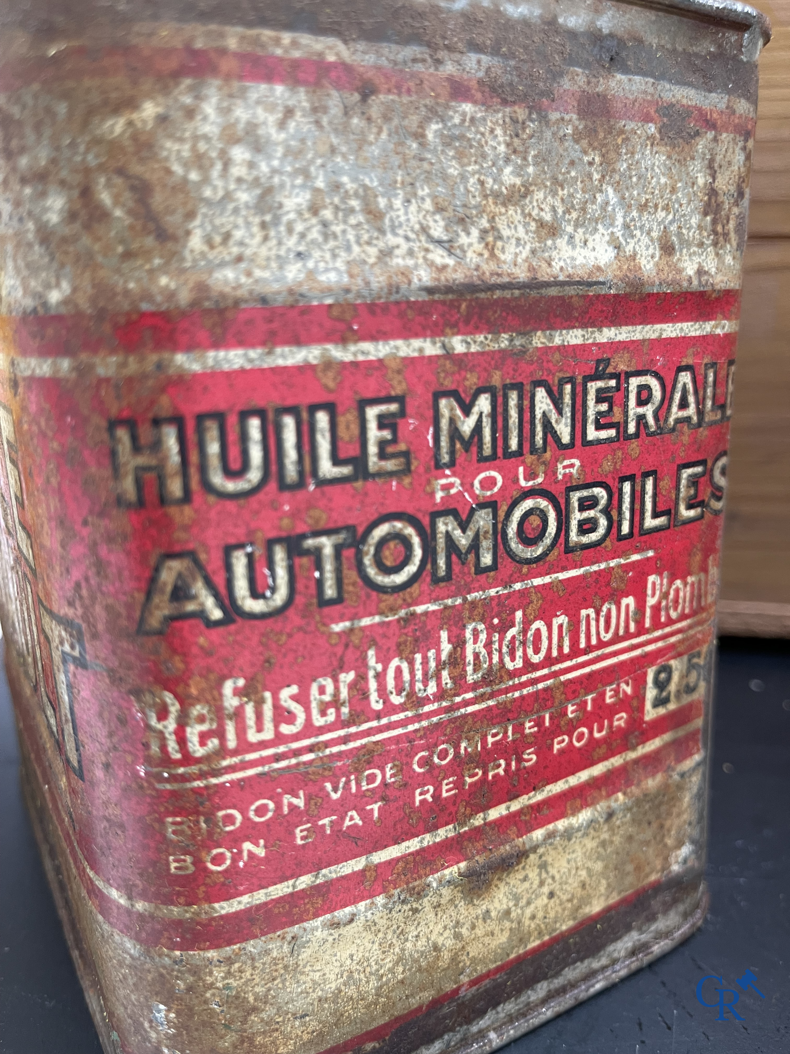 Automobilia, Lot avec une plaque émaillée publicitaire Peugeot, des bidons d'huile et une caisse en bois Huiles Renault.