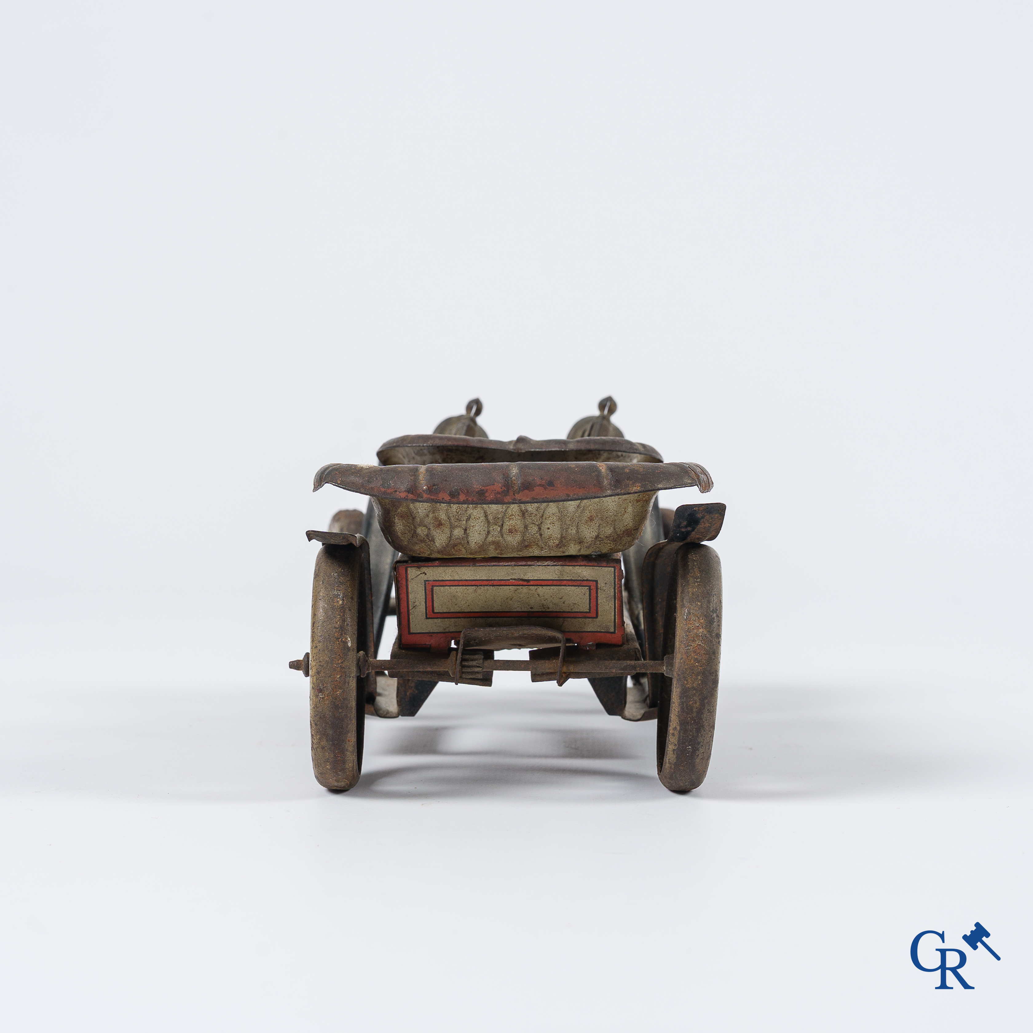 Oud speelgoed. Duitsland, Circa 1910. Een 4-zit personenwagen in beschilderd blik.