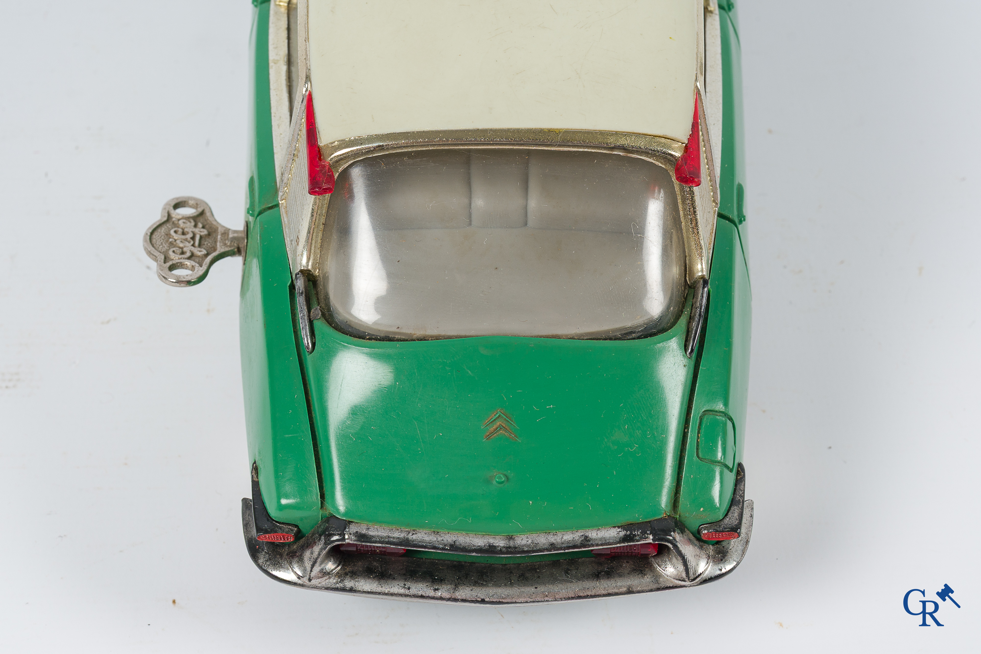 Oud speelgoed. Gégé, Frankrijk. Citroen DS 19 met mechanische motor en elektrische verlichting.