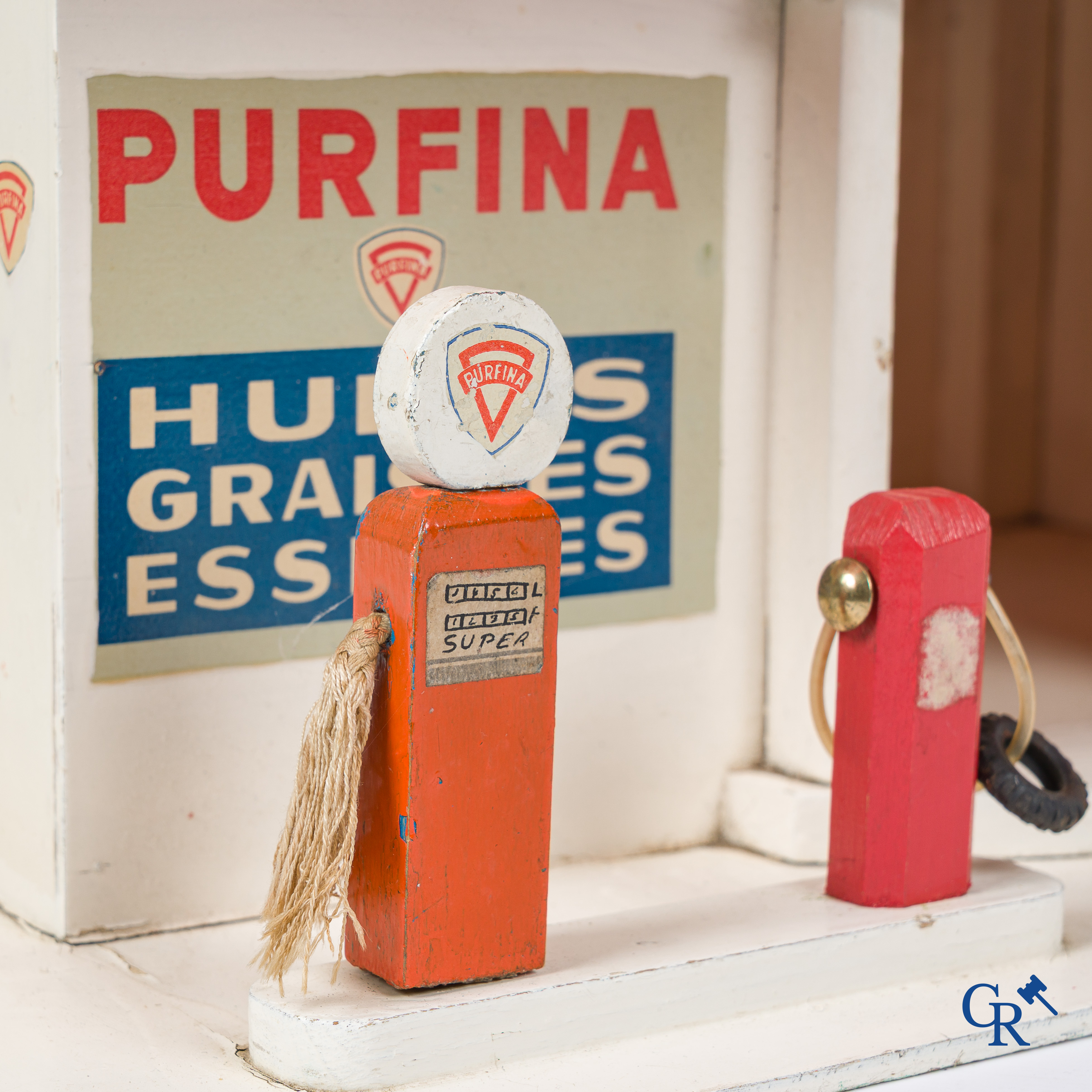 Purfina. Garage de jouets avec publicité pour les huiles, graisses et essences de Purfina. Années '50.