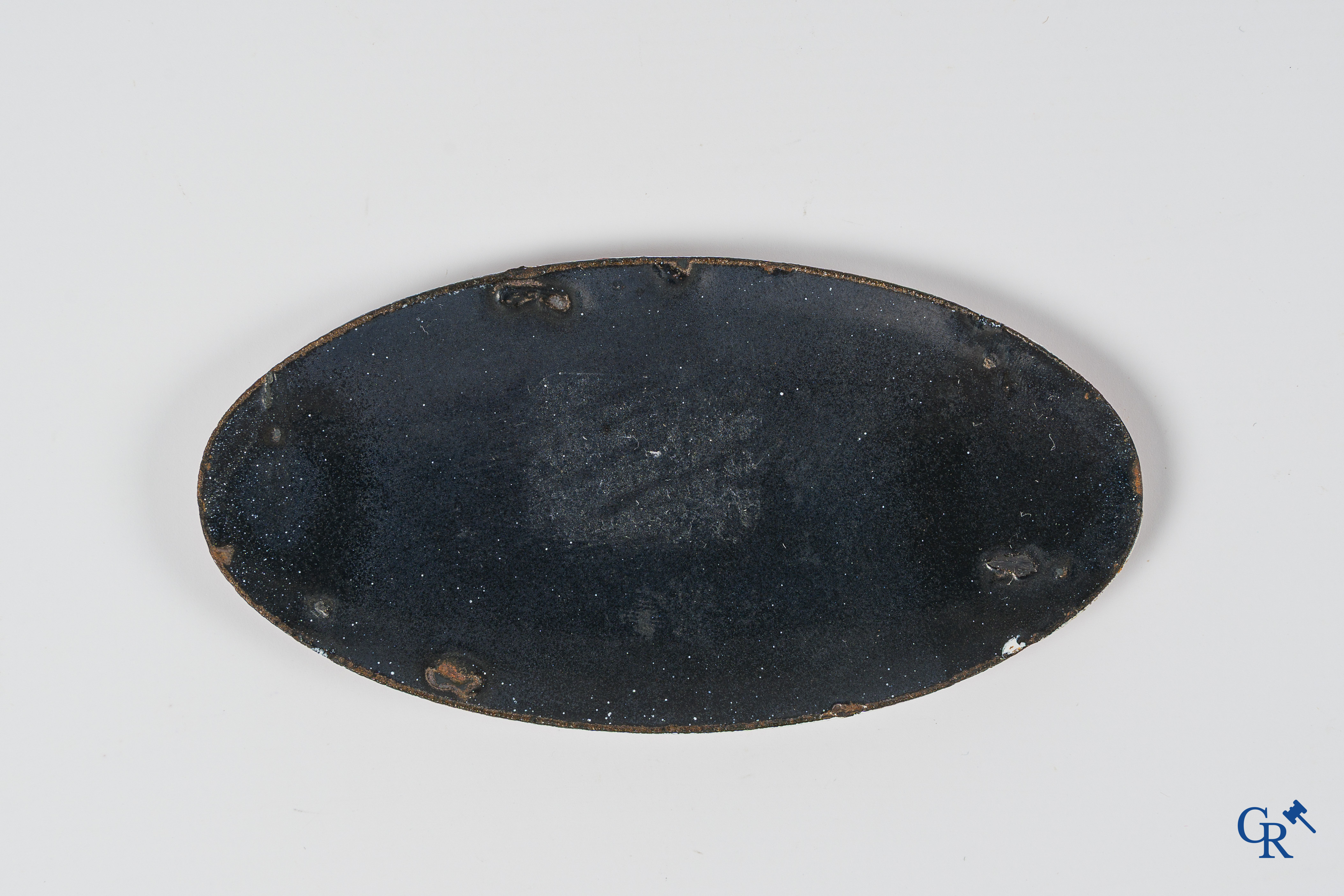 Automobilia. Bugatti "macaron" of grille teken in geëmailleerd metaal en een reeks Bugatti bijeenkomst souvenirs.