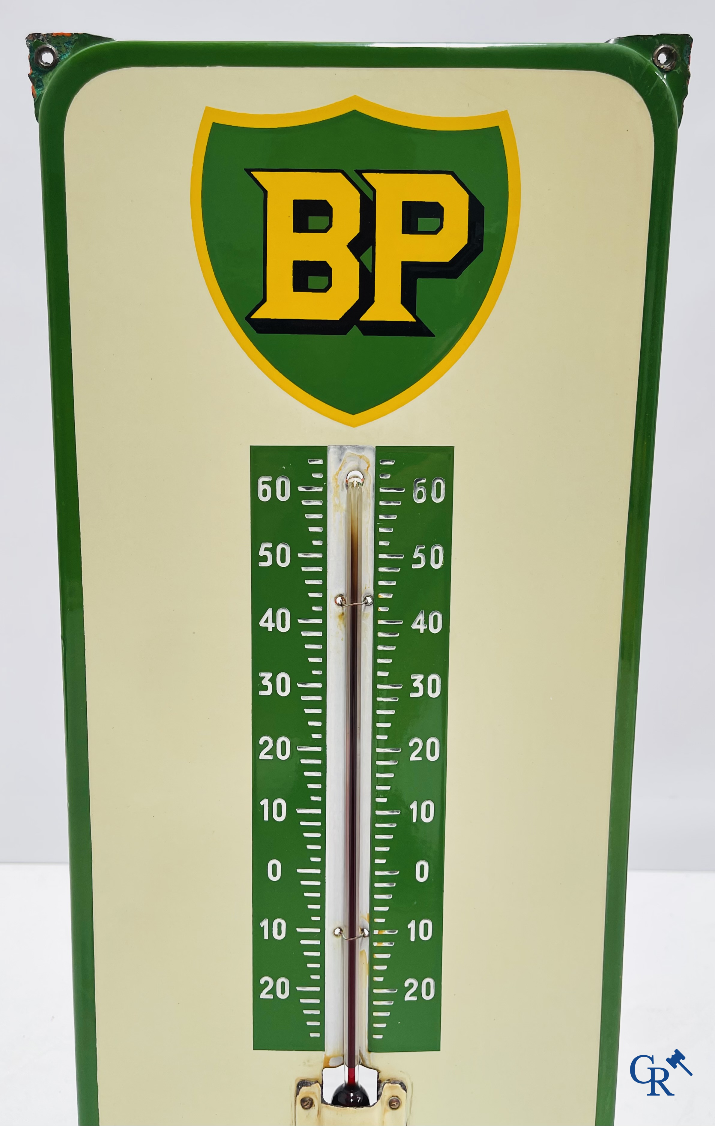 BP Motor Oil. Emaille reclamebord met ingewerkte thermometer voor BP motorolie. Emaillerie Belge Bruxelles, 1952.