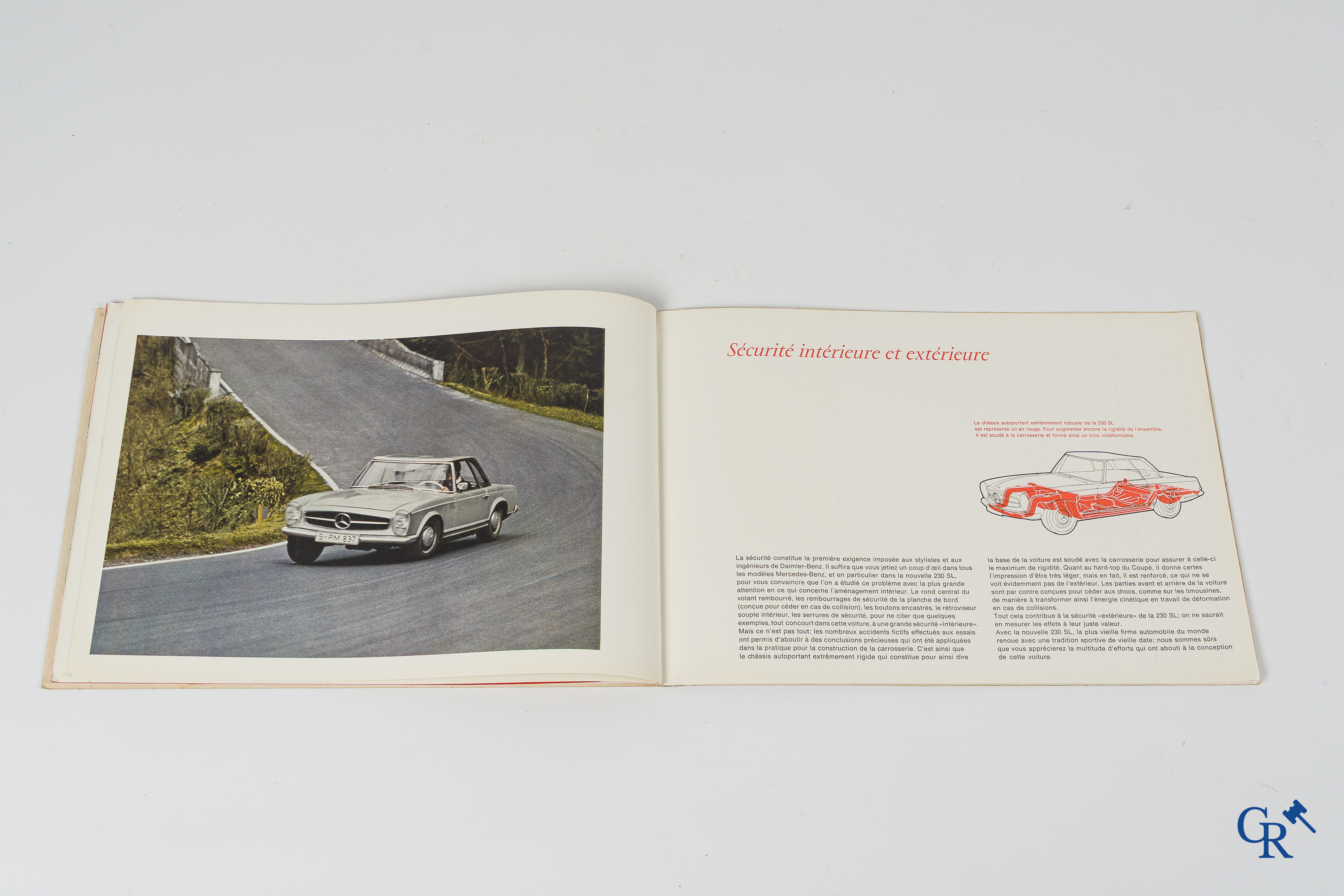 Automobilia. Mercedes Benz. 3 originele luxe catalogen of publiciteitsfolders voor de modellen 230SL en 280SL.