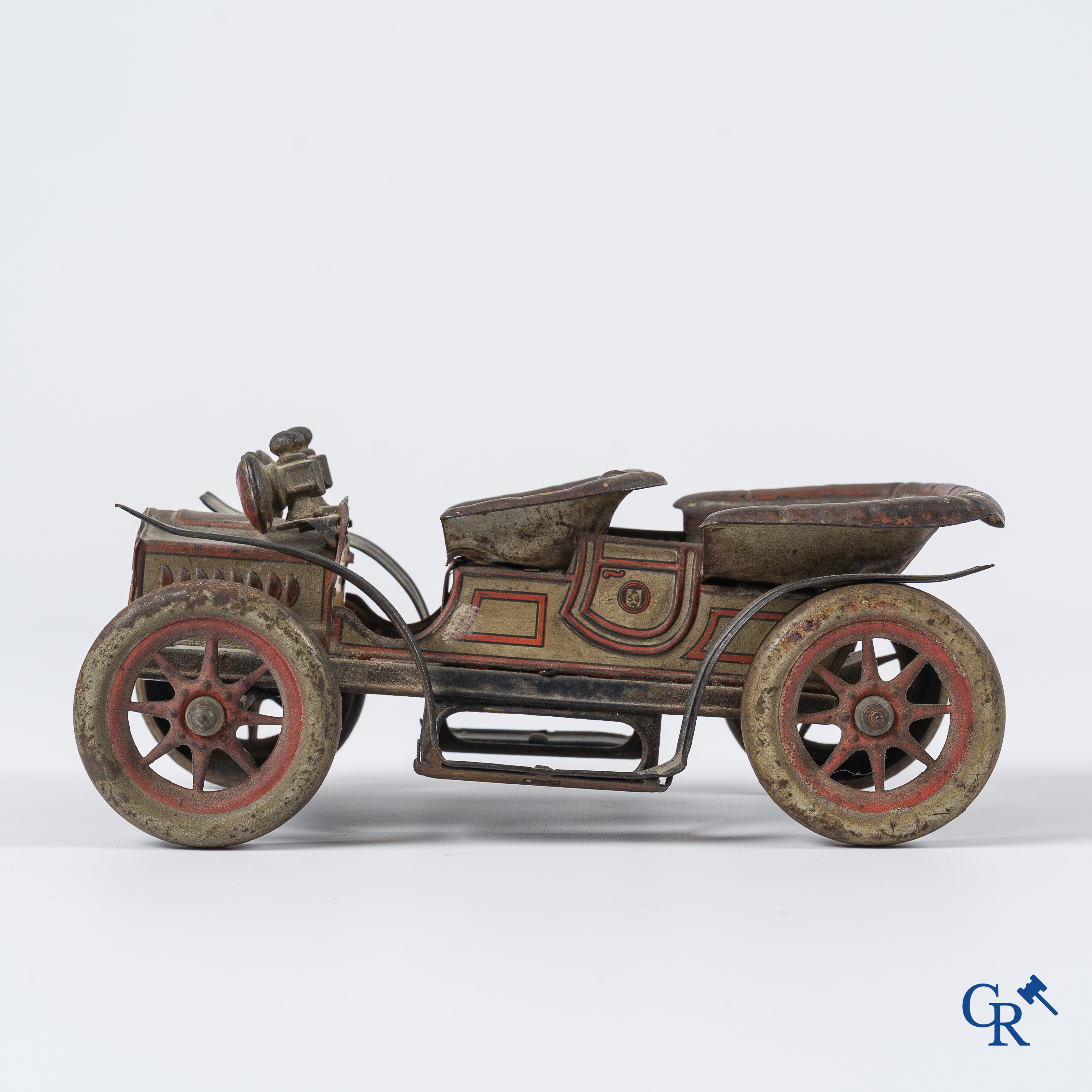 Oud speelgoed. Duitsland, Circa 1910. Een 4-zit personenwagen in beschilderd blik.