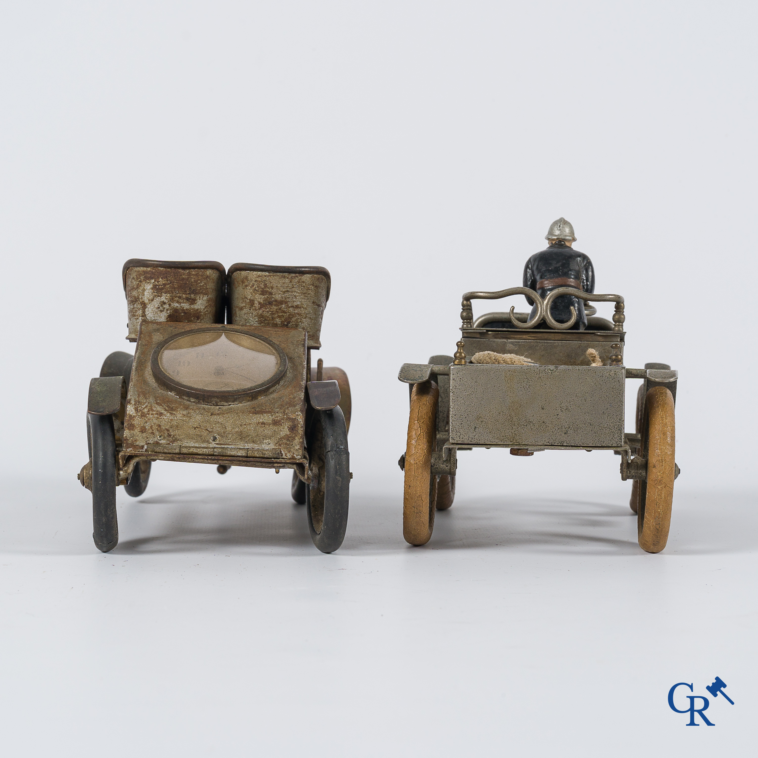 Chevob & Co. Bureaustel in de vorm van een open tourer met ingewerkte klok en een vroege brandweerwagen. Begin 1900.