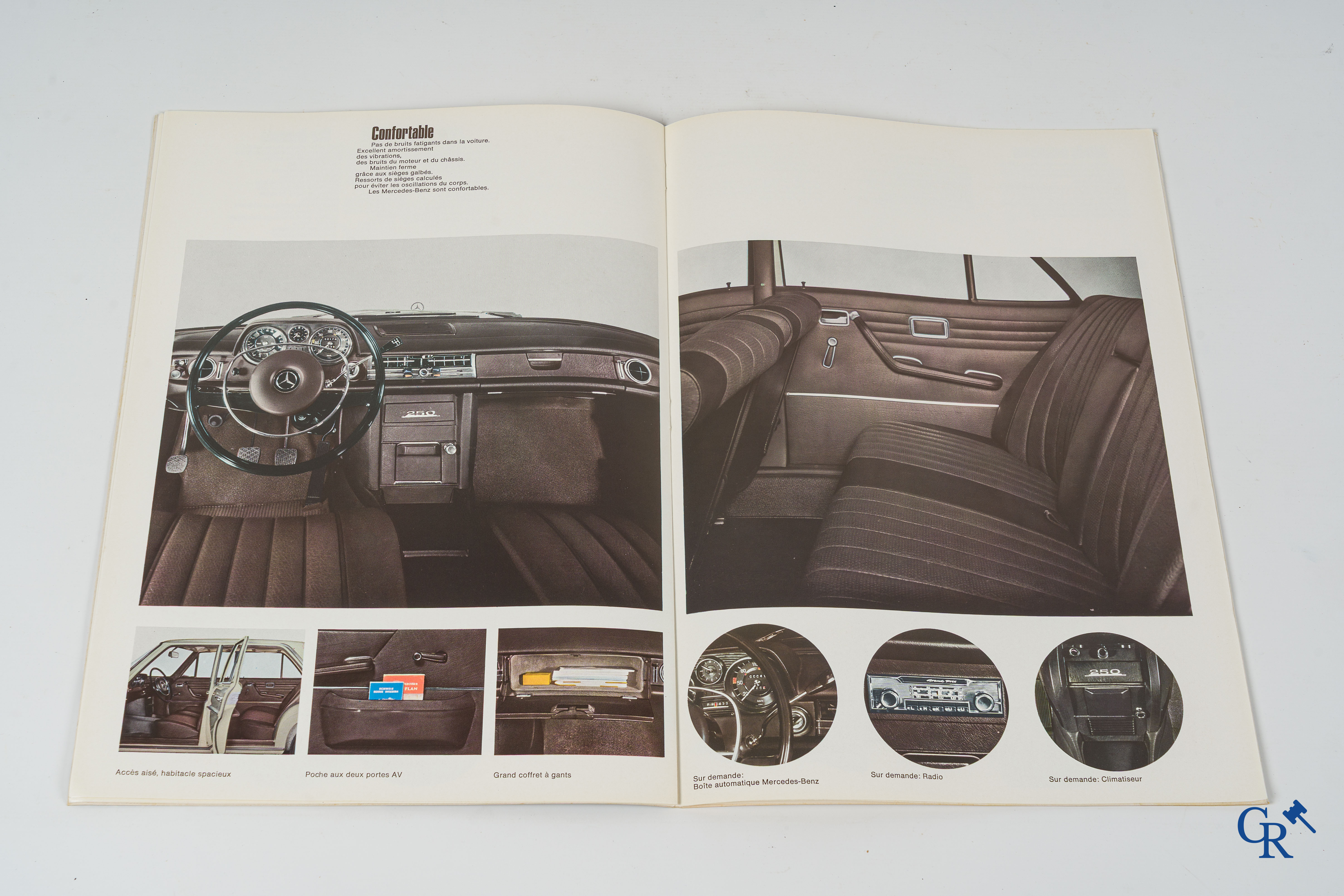 Automobilia. Mercedes Benz. 11 originele luxe publiciteitsfolders.