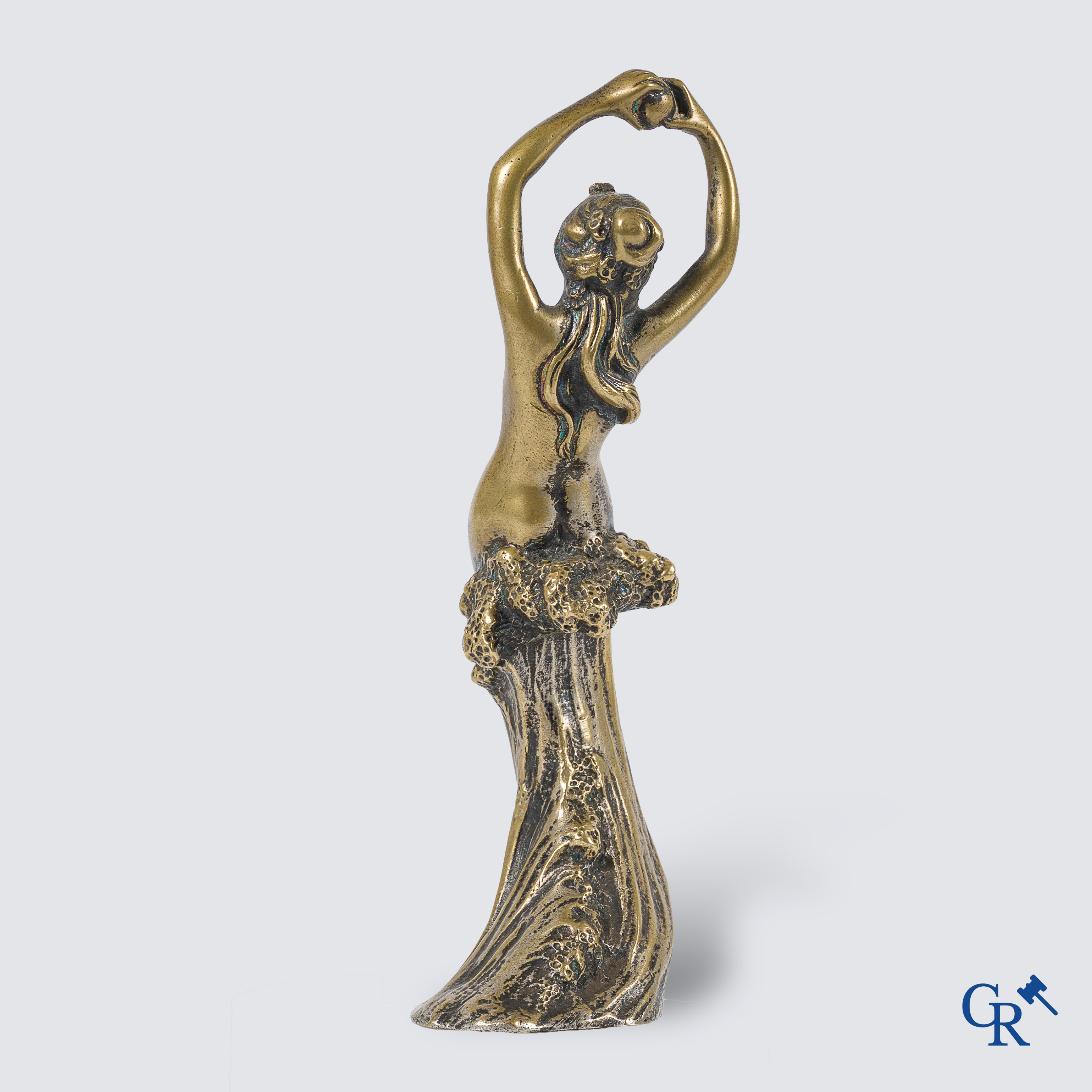 Automobilia. Een verzilverde bronzen automascotte. Circa 1920-1930.