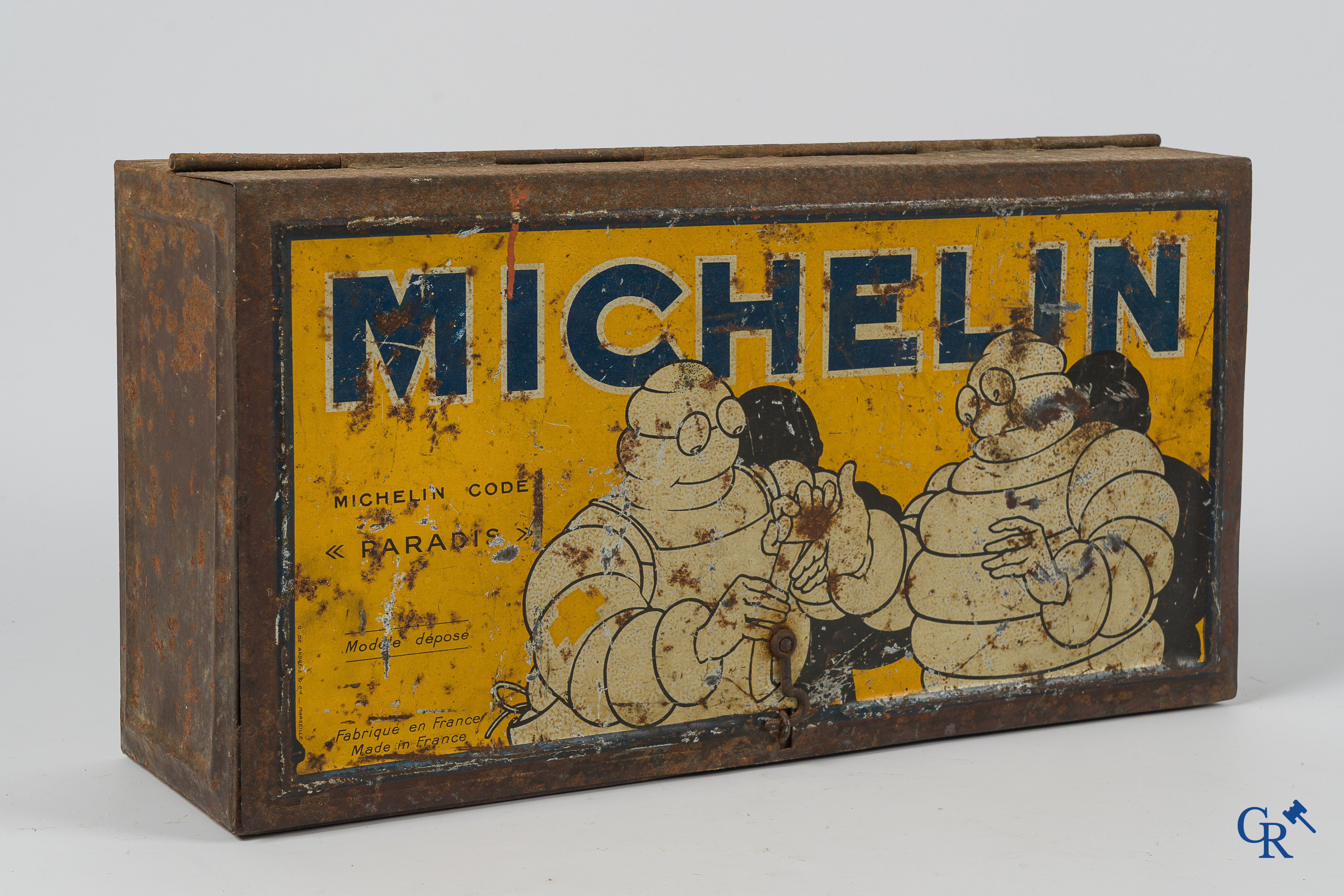 Michelin. Interessant lot met Michelin meettoestellen, blikdozen, code Paradis doos en andere. Jaren '20-'30.