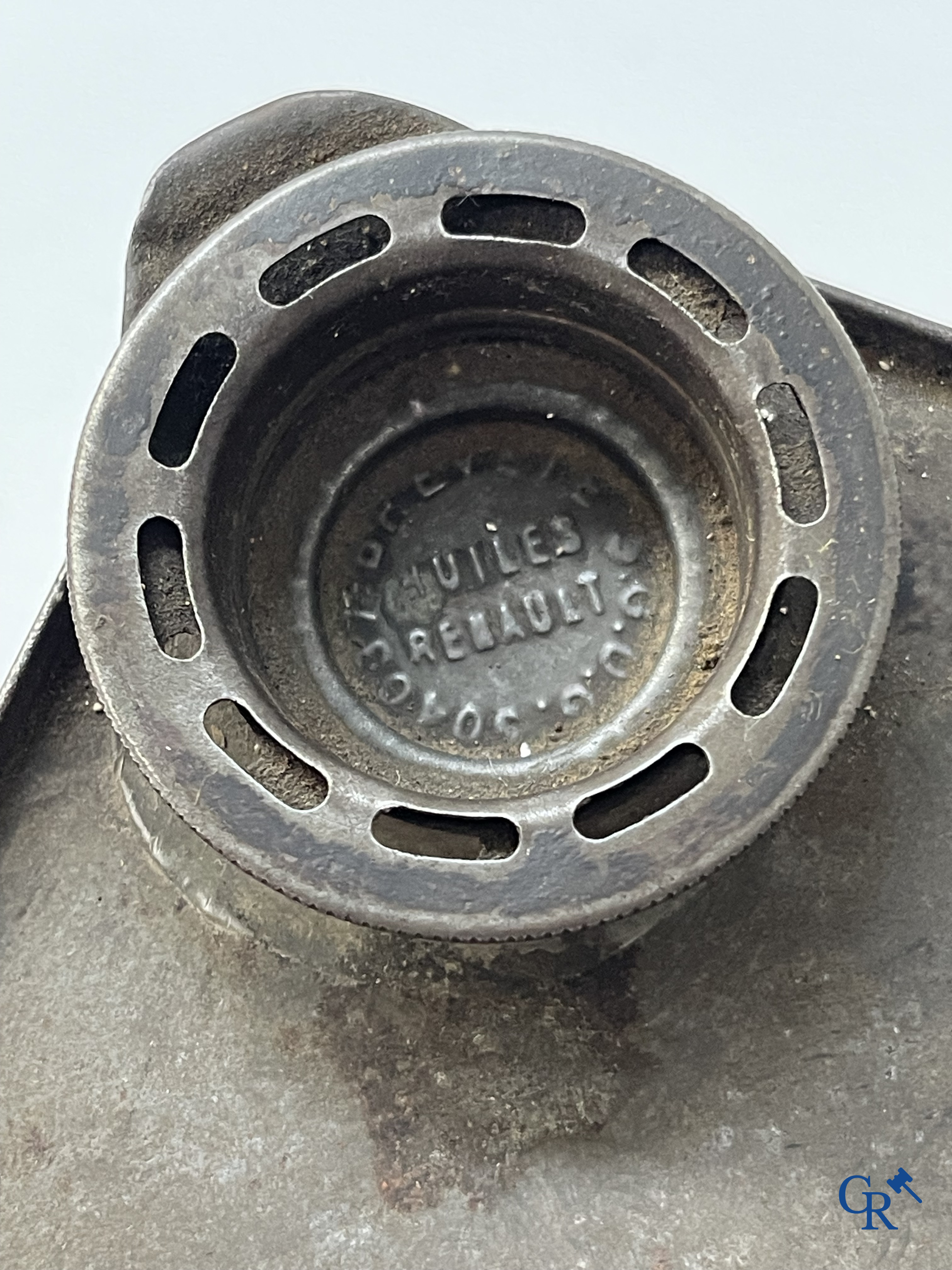 Automobilia. 3 vroege olieblikken voor motorolie. Huile Renault, Huile CIP Motrix, Huile Vitesse. Circa 1920.