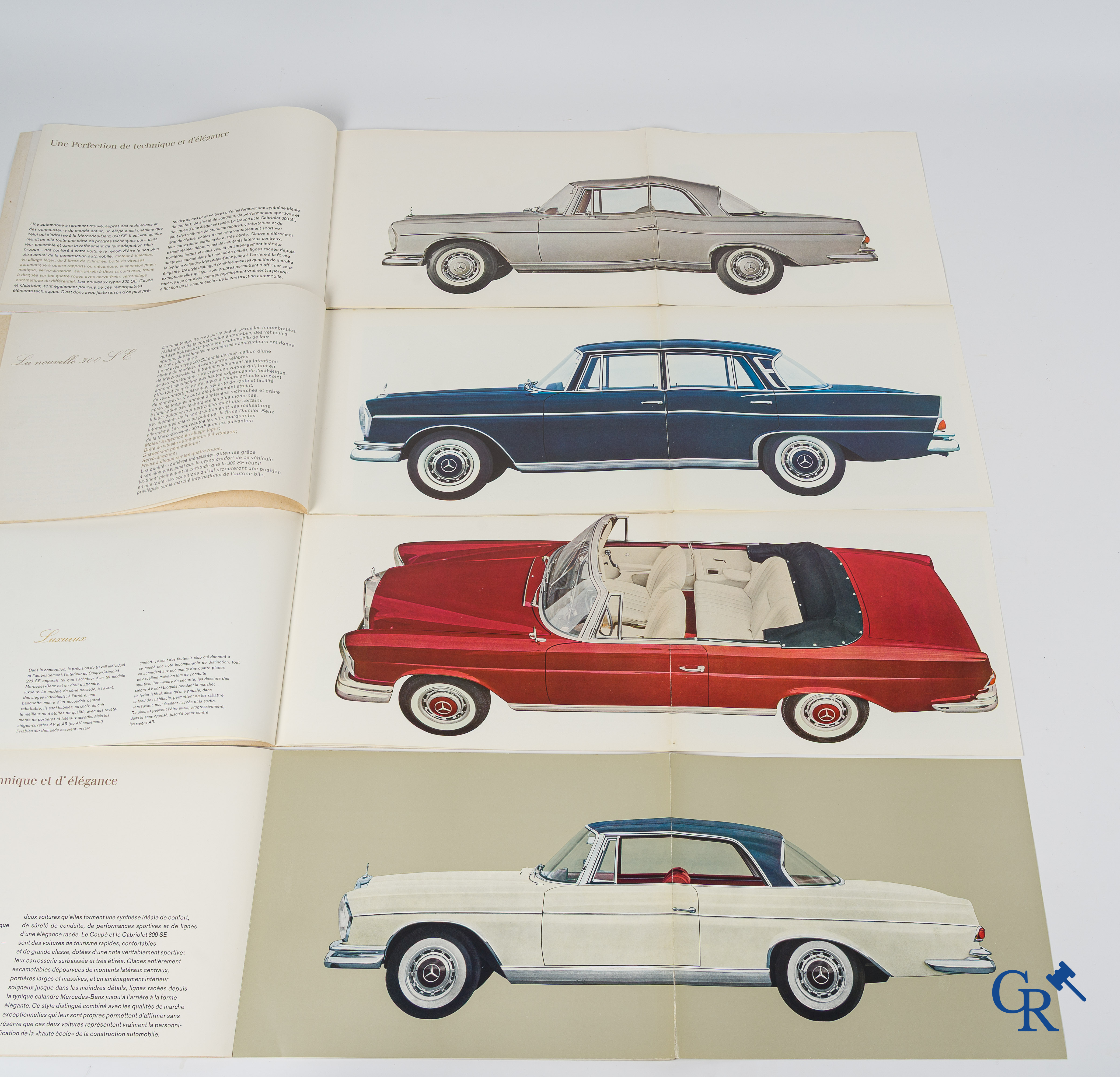 Automobilia. Mercedes Benz. 4 luxe catalogen of publiciteitsfolders en een folder met de lakkleuren.