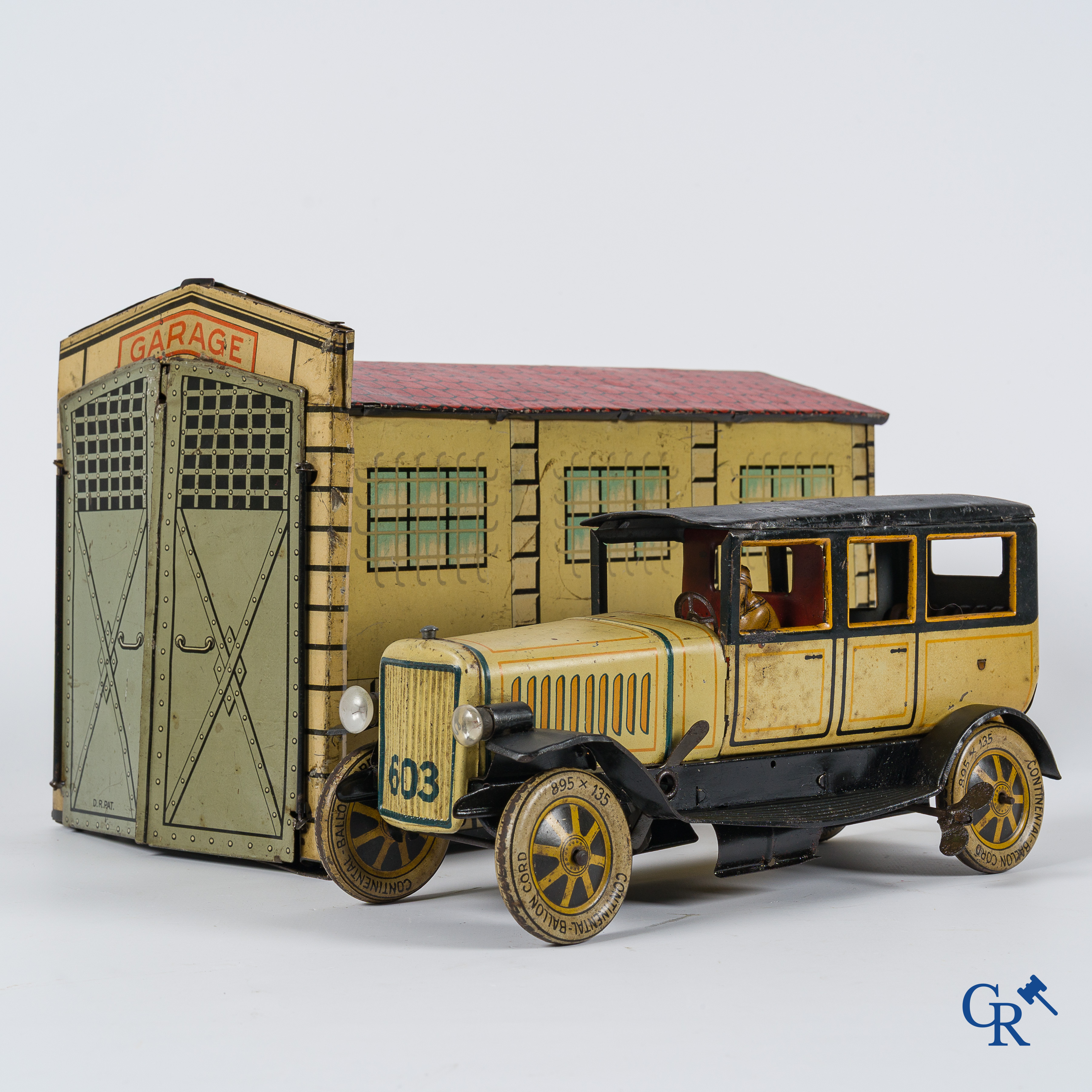 Oud speelgoed. Distler, Duitsland. Limousine met bijhorende garage. Metaal met opwindmechanisme. Jaren '20-'30.