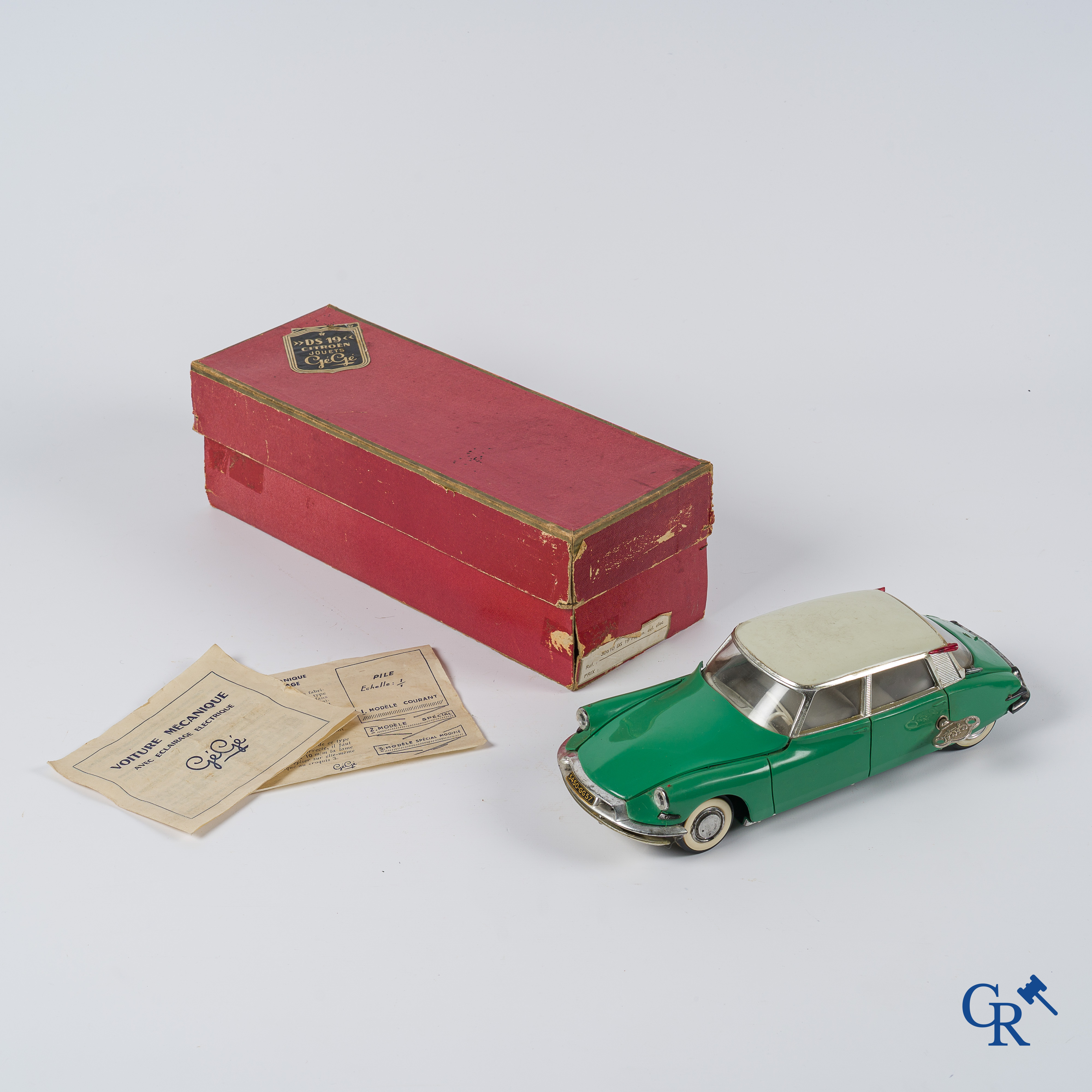 Oud speelgoed. Gégé, Frankrijk. Citroen DS 19 met mechanische motor en elektrische verlichting.