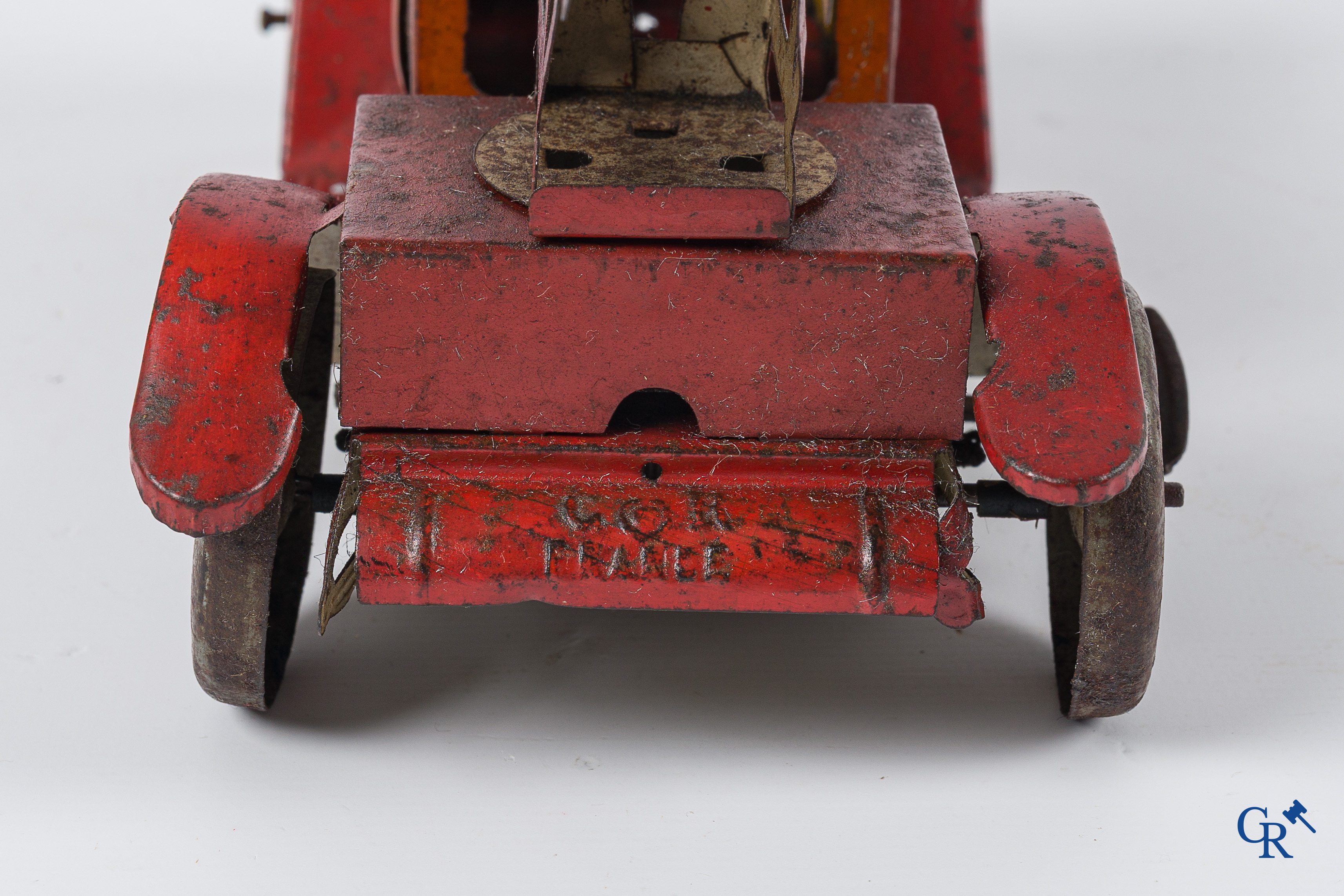 Oud speelgoed. Charles Rossignol, Frankrijk. Brandweerwagen in beschilderd blik.