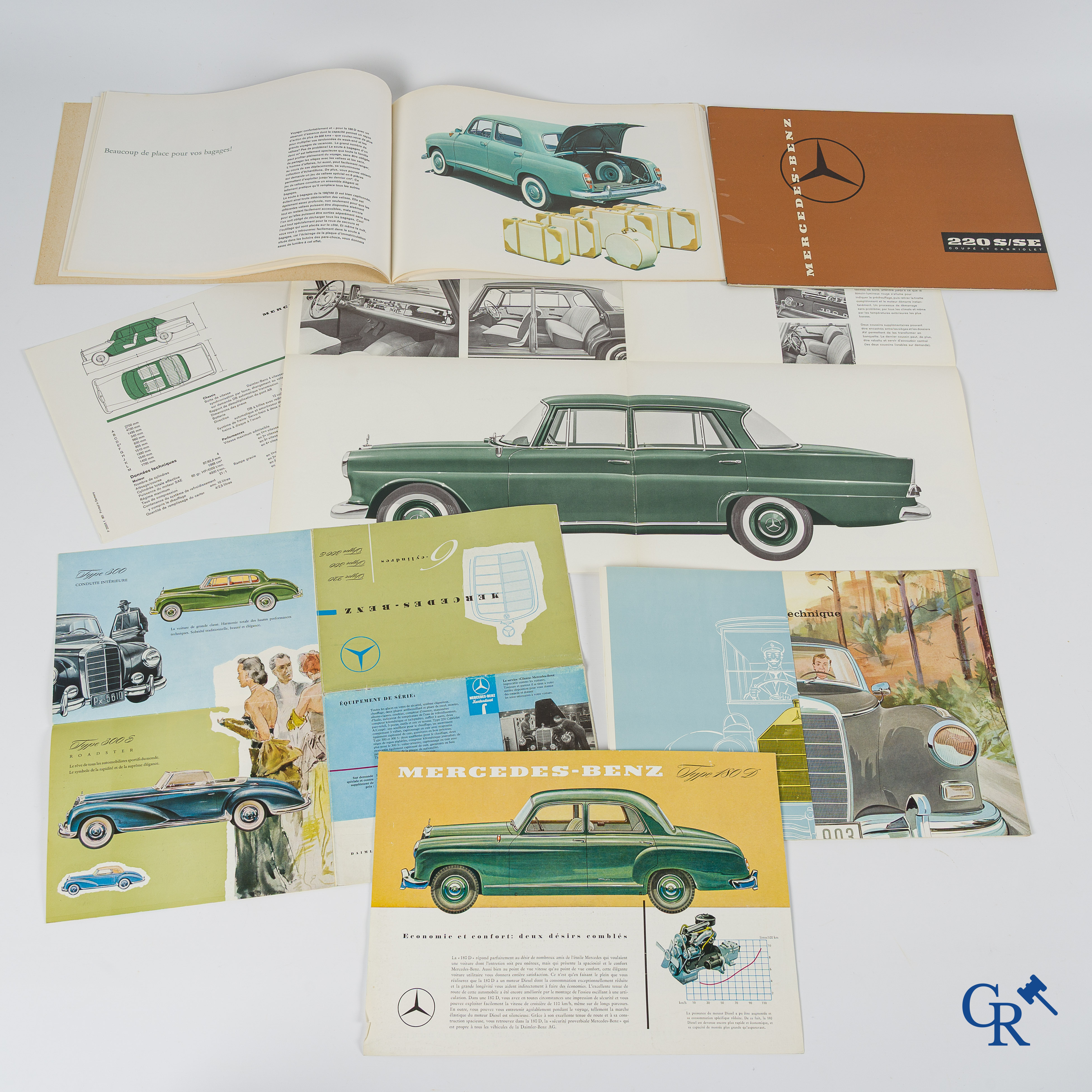 Automobilia. Mercedes Benz. Lot met 5 luxe catalogen of publiciteitsfolders voor diverse modellen.