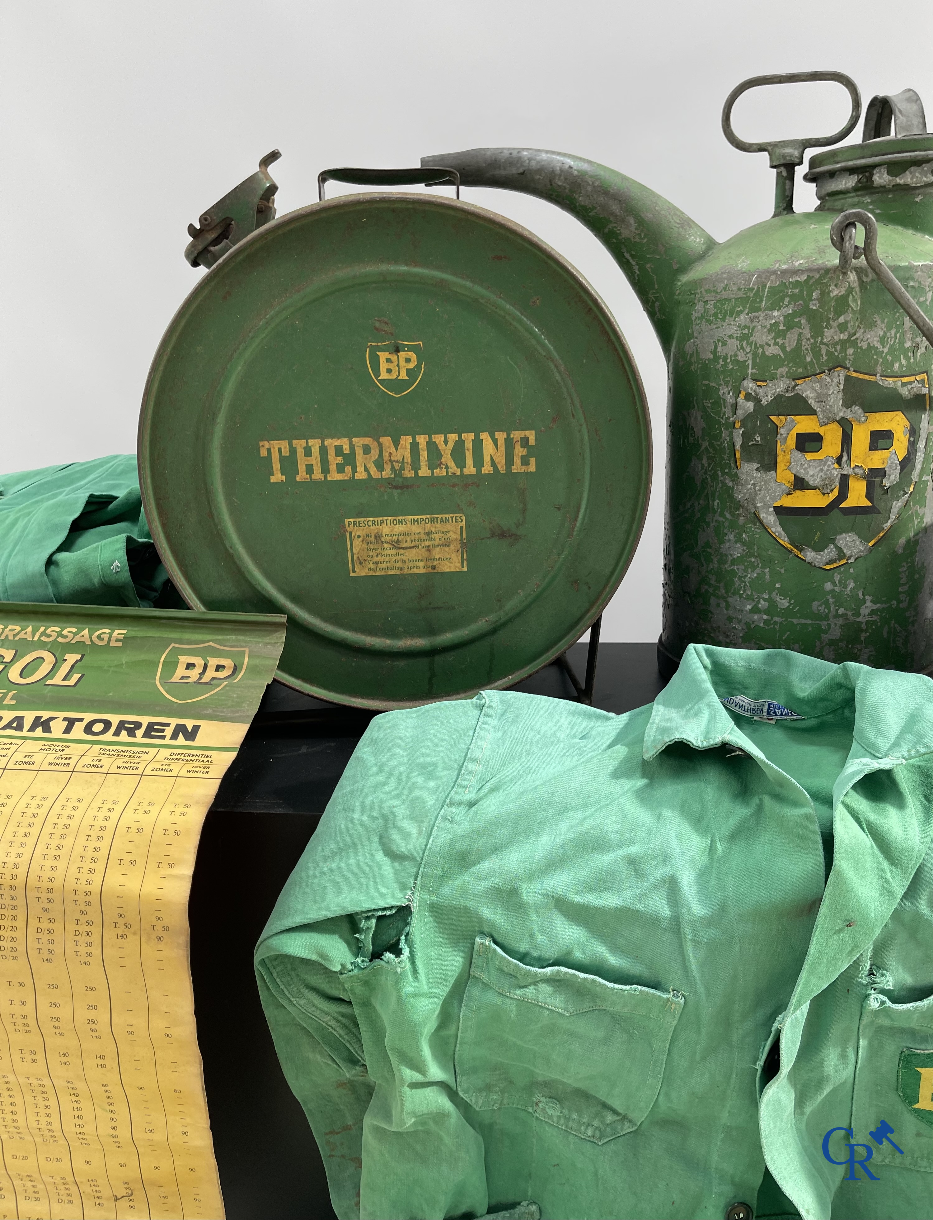Automobilia. BP. Lot avec des bidons d'huile BP, tableaux de graissage et une tenue pour pompiste de la marque BP. Années '40-'50-'60.
