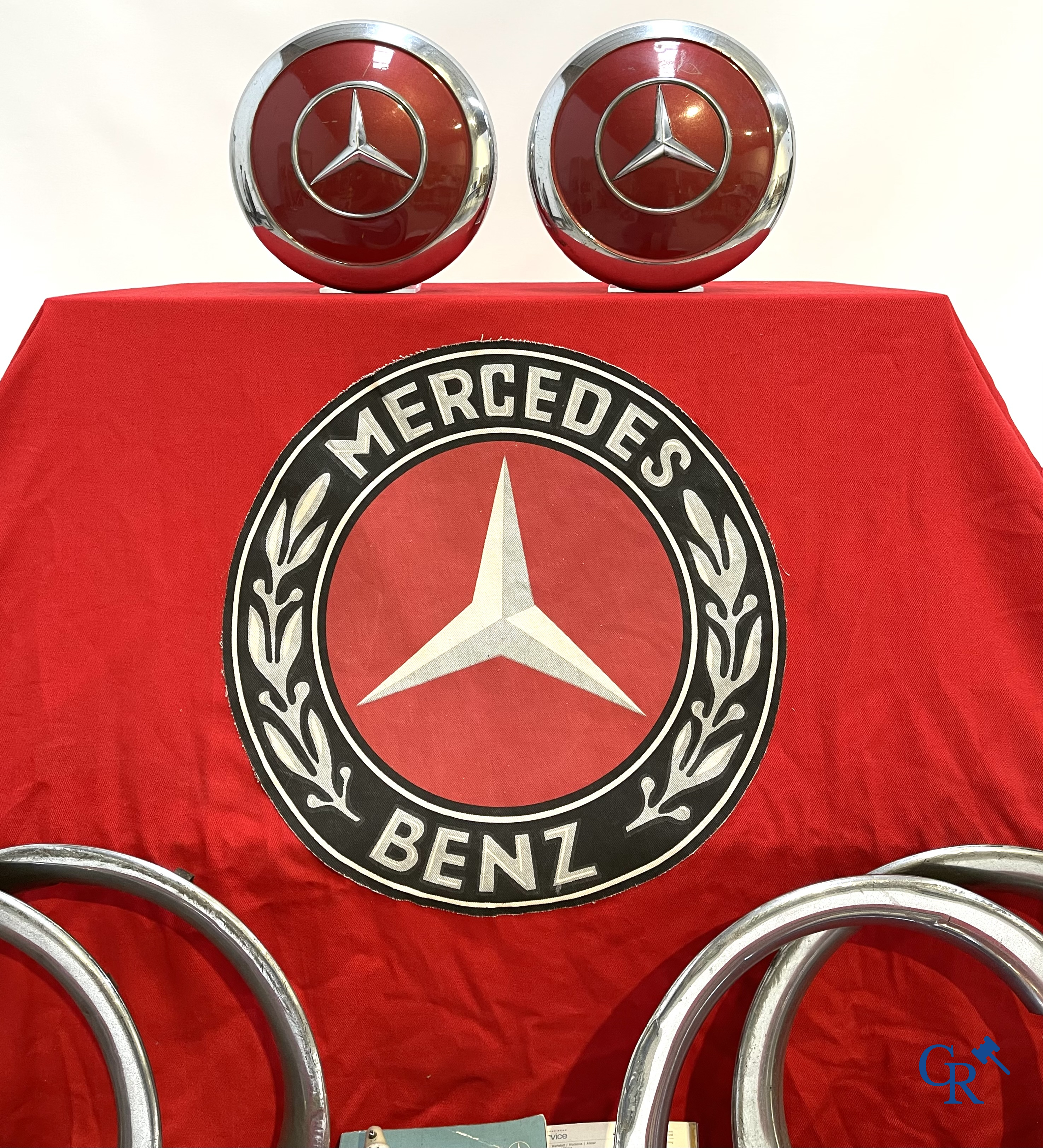 Mercedes-Benz 250 SL Pagode 1967. Een beschermhoes met embleem, 4 originele wieldoppen, en diverse onderdelen.