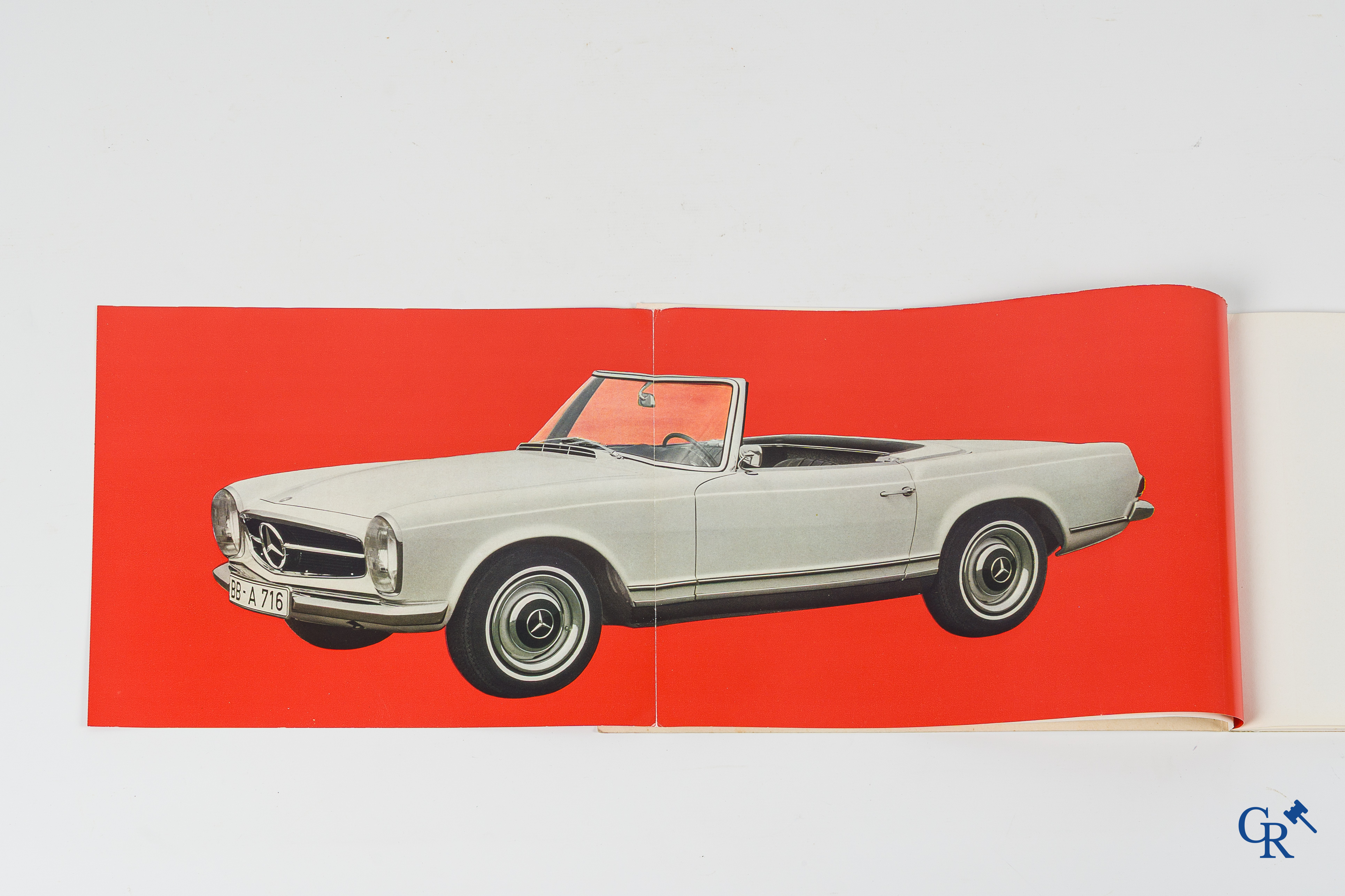 Automobilia. Mercedes Benz. 3 originele luxe catalogen of publiciteitsfolders voor de modellen 230SL en 280SL.