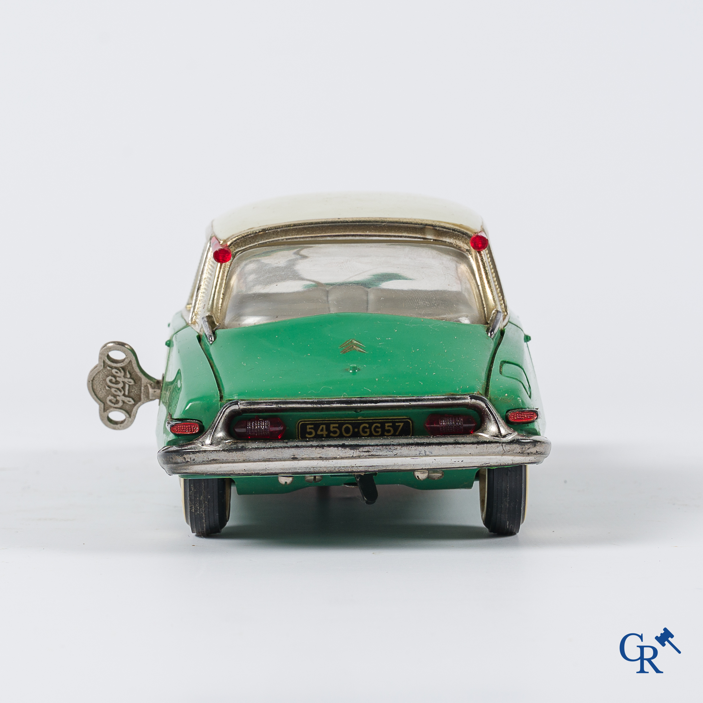 Oud speelgoed. Gégé, Frankrijk. Citroen DS 19 met mechanische motor en elektrische verlichting.