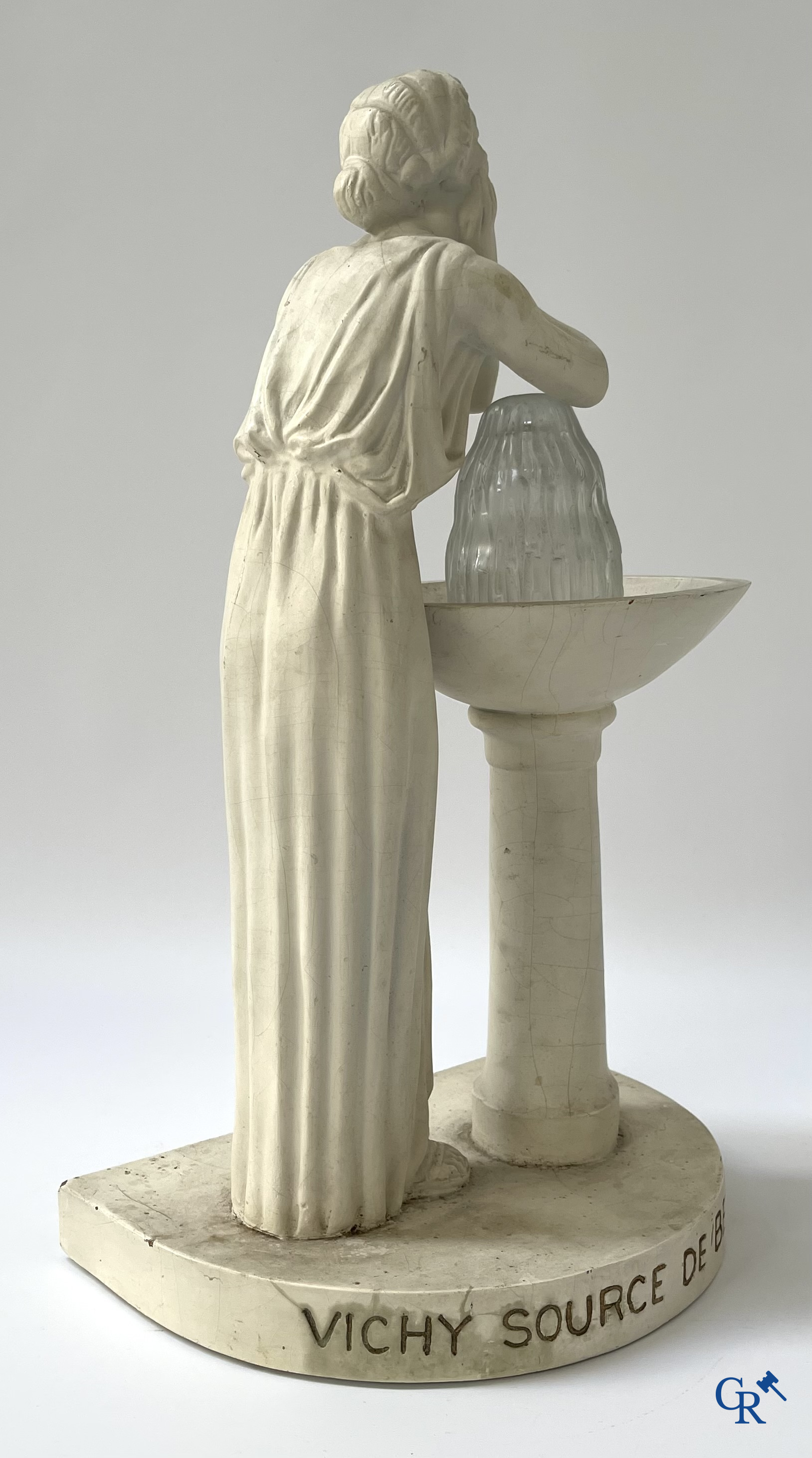 Vichy, Source de beauté. Lamp in papier-maché opgelegd met gepatineerd plaaster. Vroege uitvoering circa 1930-40.