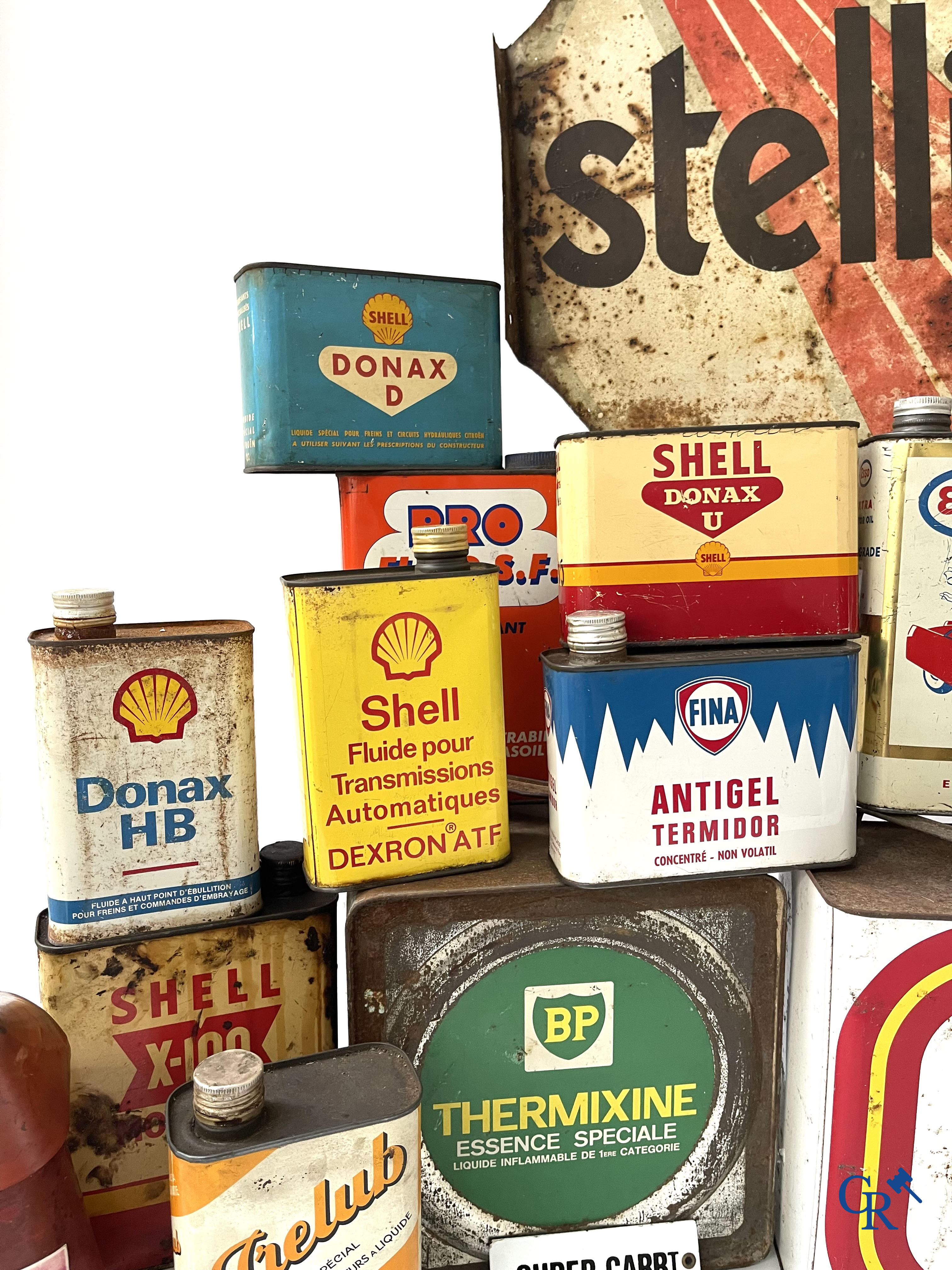 Automobilia, Grand lot de bidons d'huile, enseigne publicitaire Stelline, verseur d'huile Antar et une petit plaque en tôle émaillée. Années '50-'60.