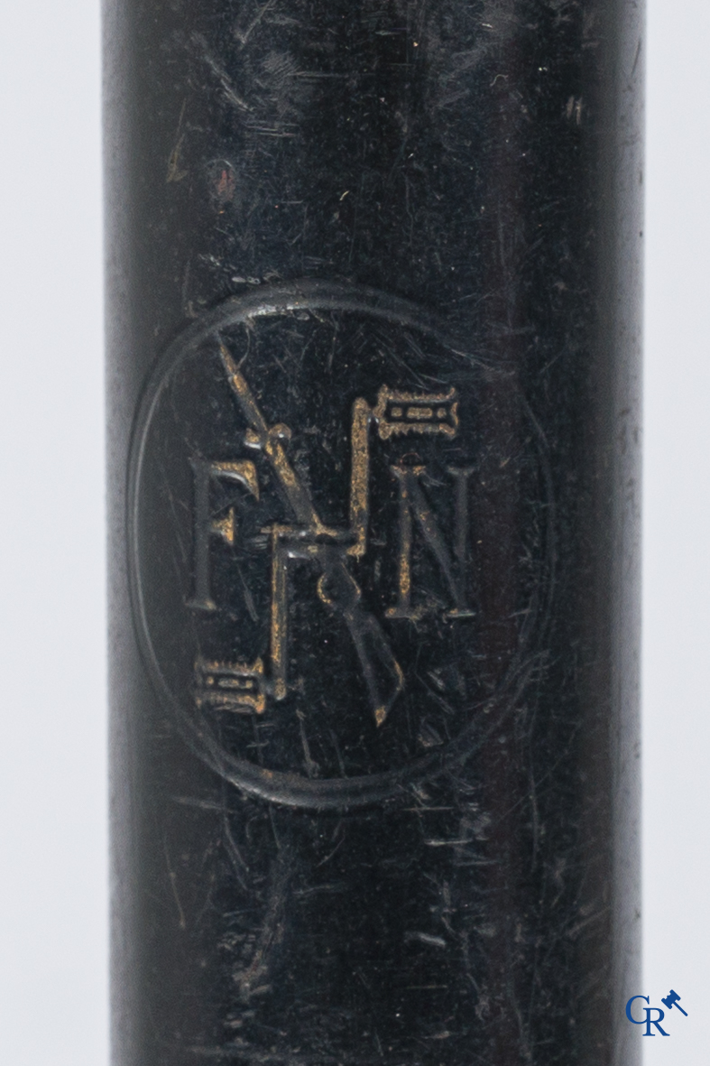 Fabrique Nationale Herstal. FN. Zeldzame motorfiets pomp in bakeliet en metaal met het FN logo. Circa 1910-1920.