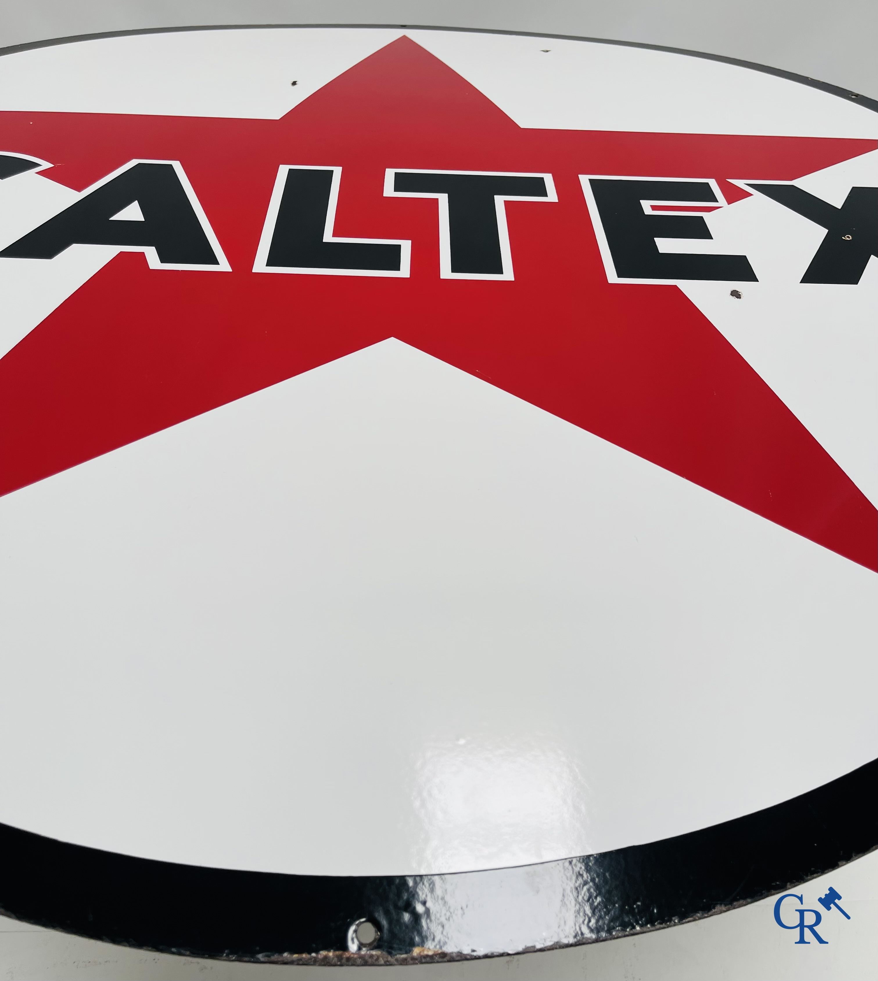 Caltex. Dubbelzijdig geëmailleerd publiciteitsbord voor de motoroliën en smeermiddelen van Caltex. Jaren '50.