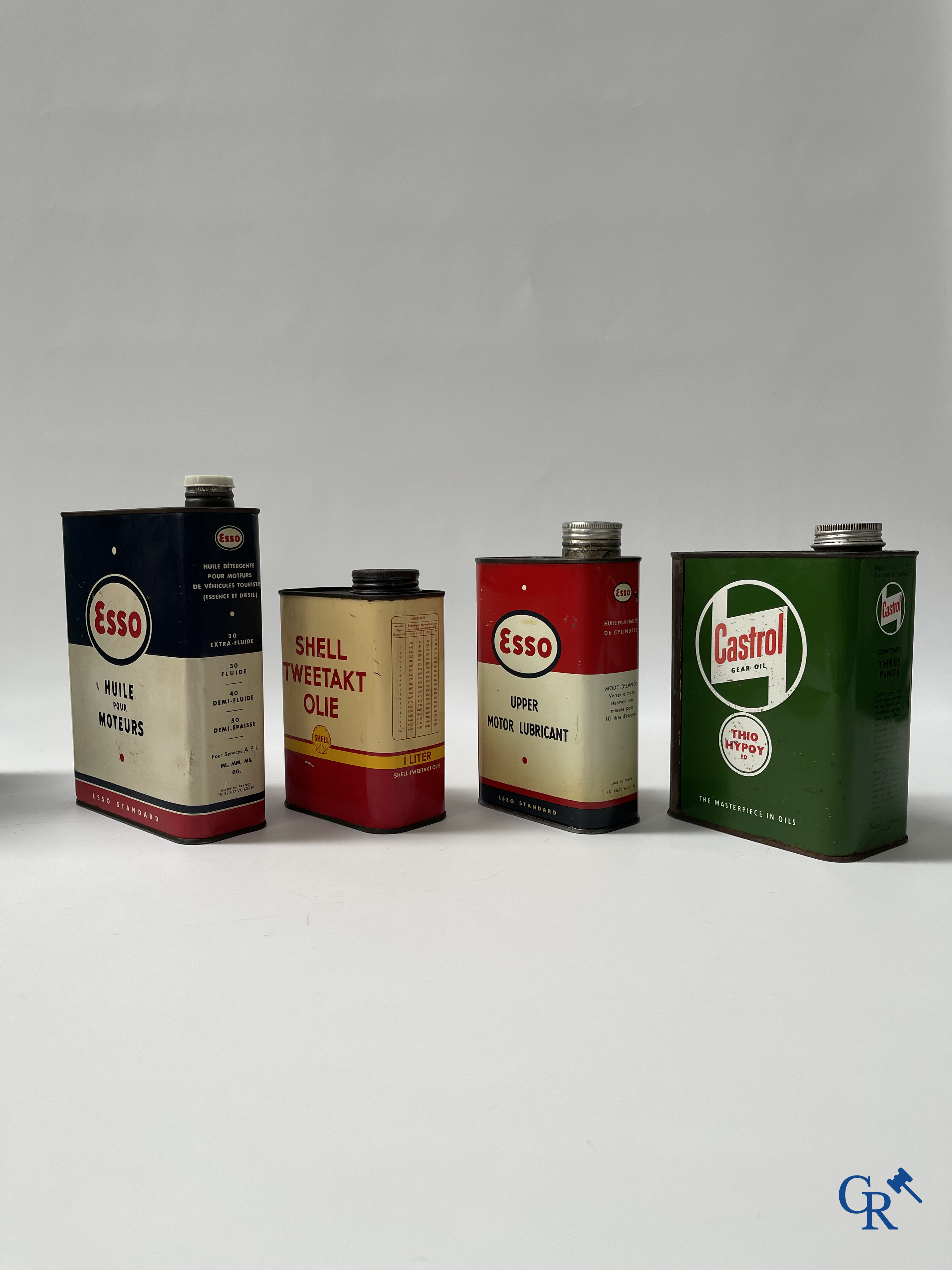 Automobilia. Lot olieblikken en een Eskimo Spécial Anti-vries blik. Castrol, Esso, Shell, jaren '50-'60.