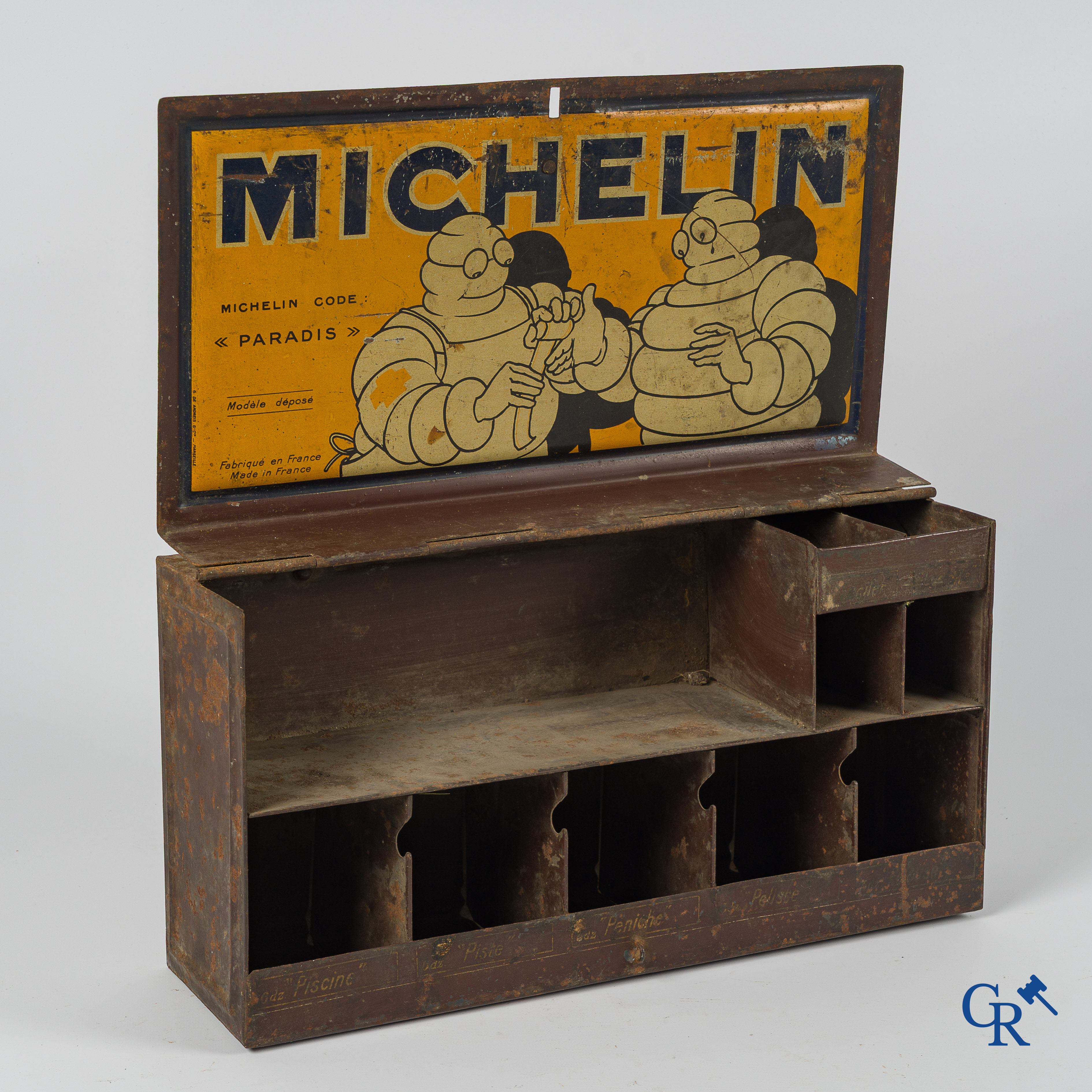 Michelin. Interessant lot met Michelin meettoestellen, blikdozen, code Paradis doos en andere. Jaren '20-'30.