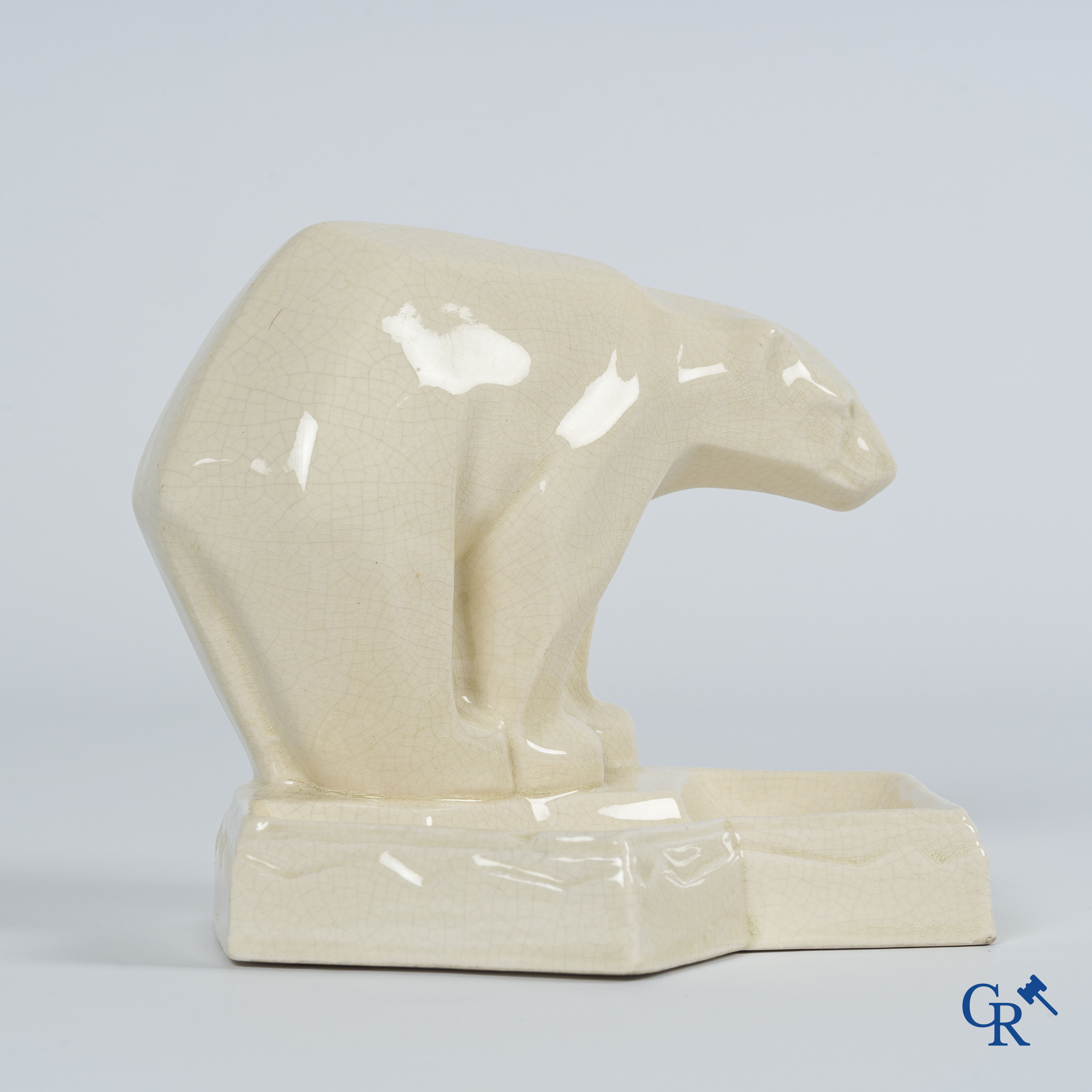 Art Deco. Vide poche in craquelé faience met voorstelling van een ijsbeer. Circa 1930.