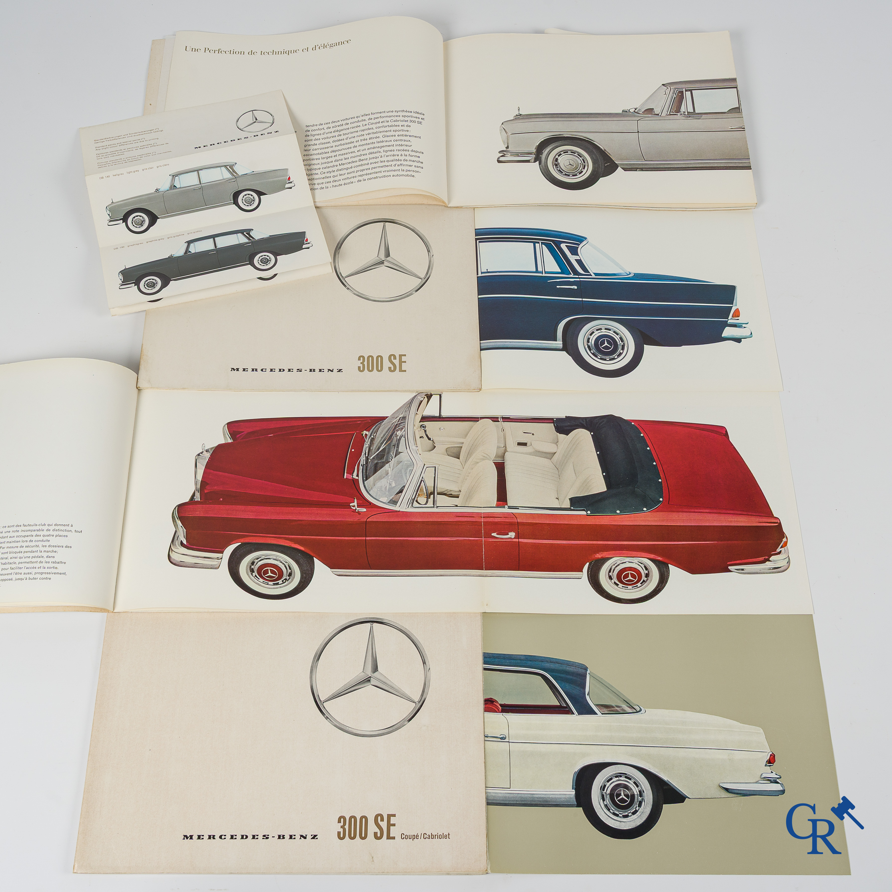 Automobilia. Mercedes Benz. 4 luxe catalogen of publiciteitsfolders en een folder met de lakkleuren.