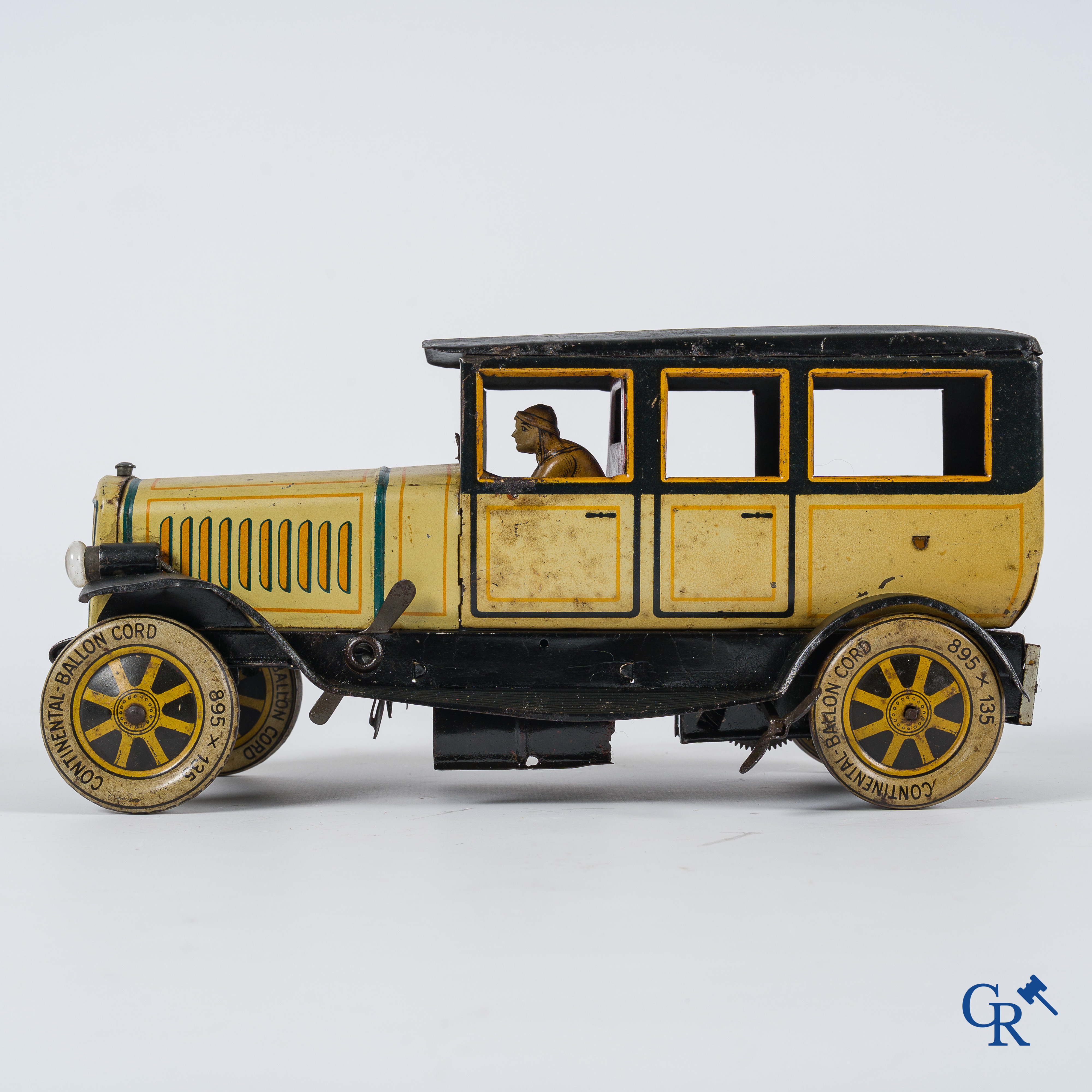 Oud speelgoed. Distler, Duitsland. Limousine met bijhorende garage. Metaal met opwindmechanisme. Jaren '20-'30.