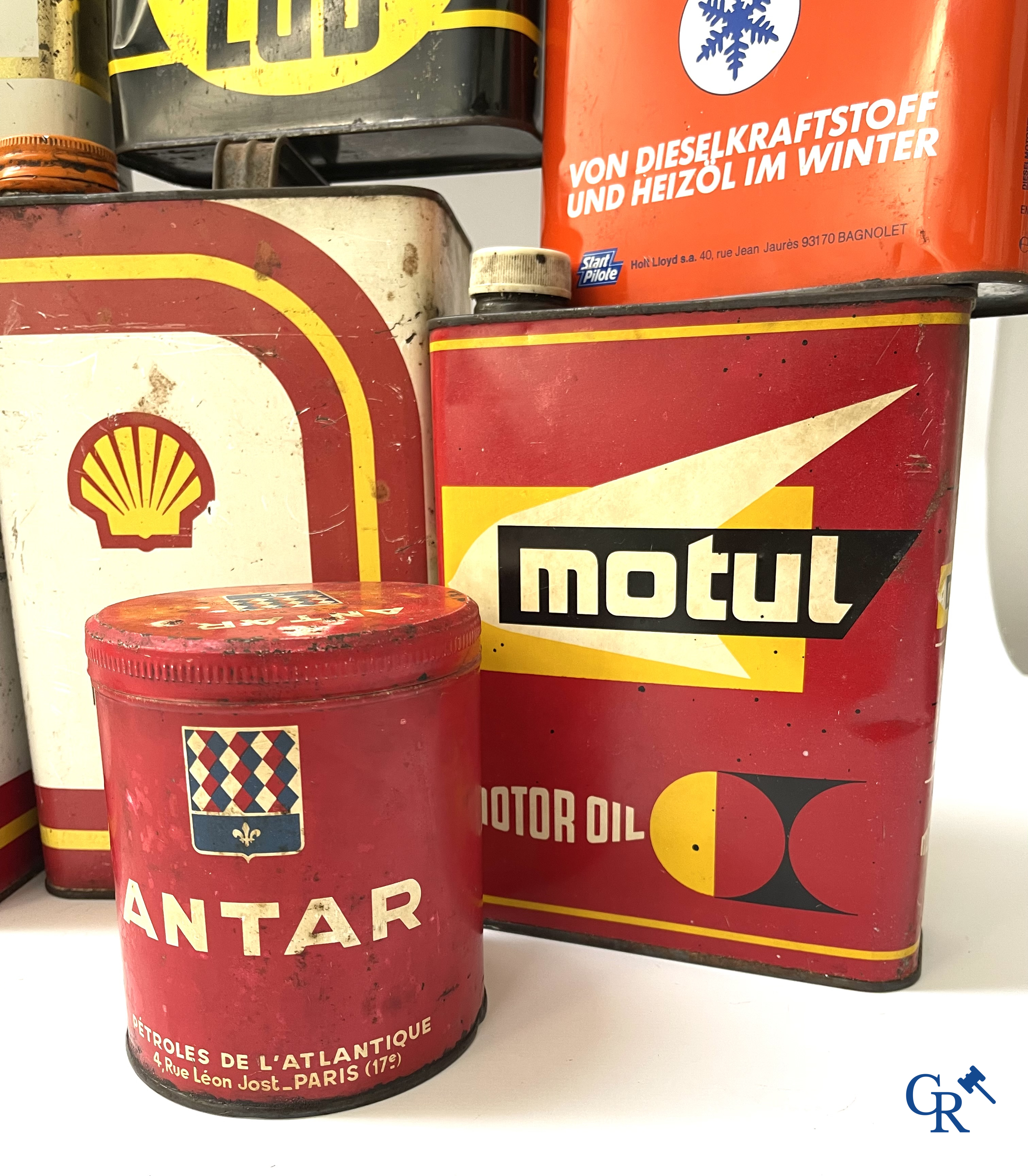 Automobilia, Grand lot de bidons d'huile, enseigne publicitaire Stelline, verseur d'huile Antar et une petit plaque en tôle émaillée. Années '50-'60.