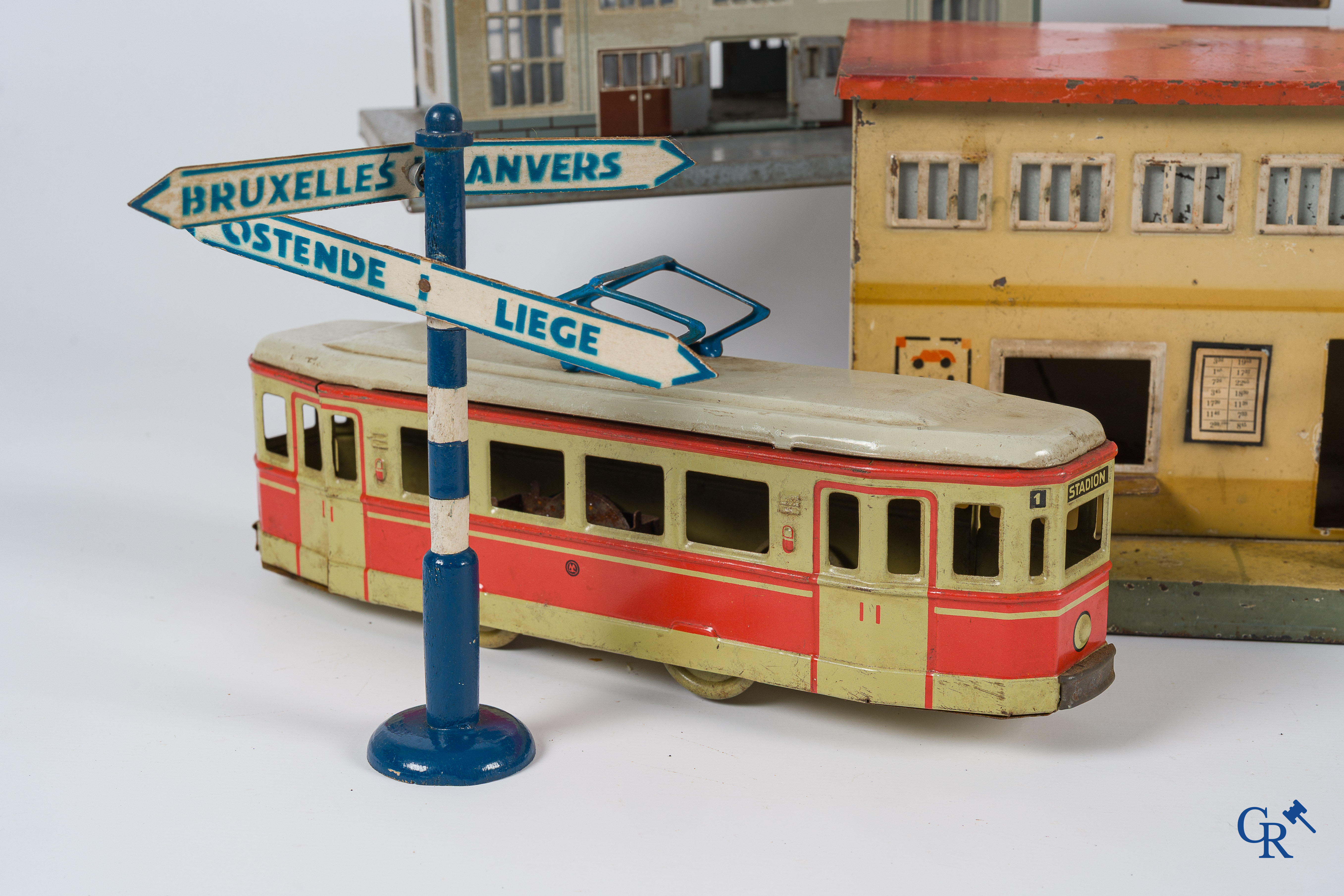 Oud speelgoed. Lot stations en trams in blik en hout. US-zone Germany, Engeland, Gemobil enz.