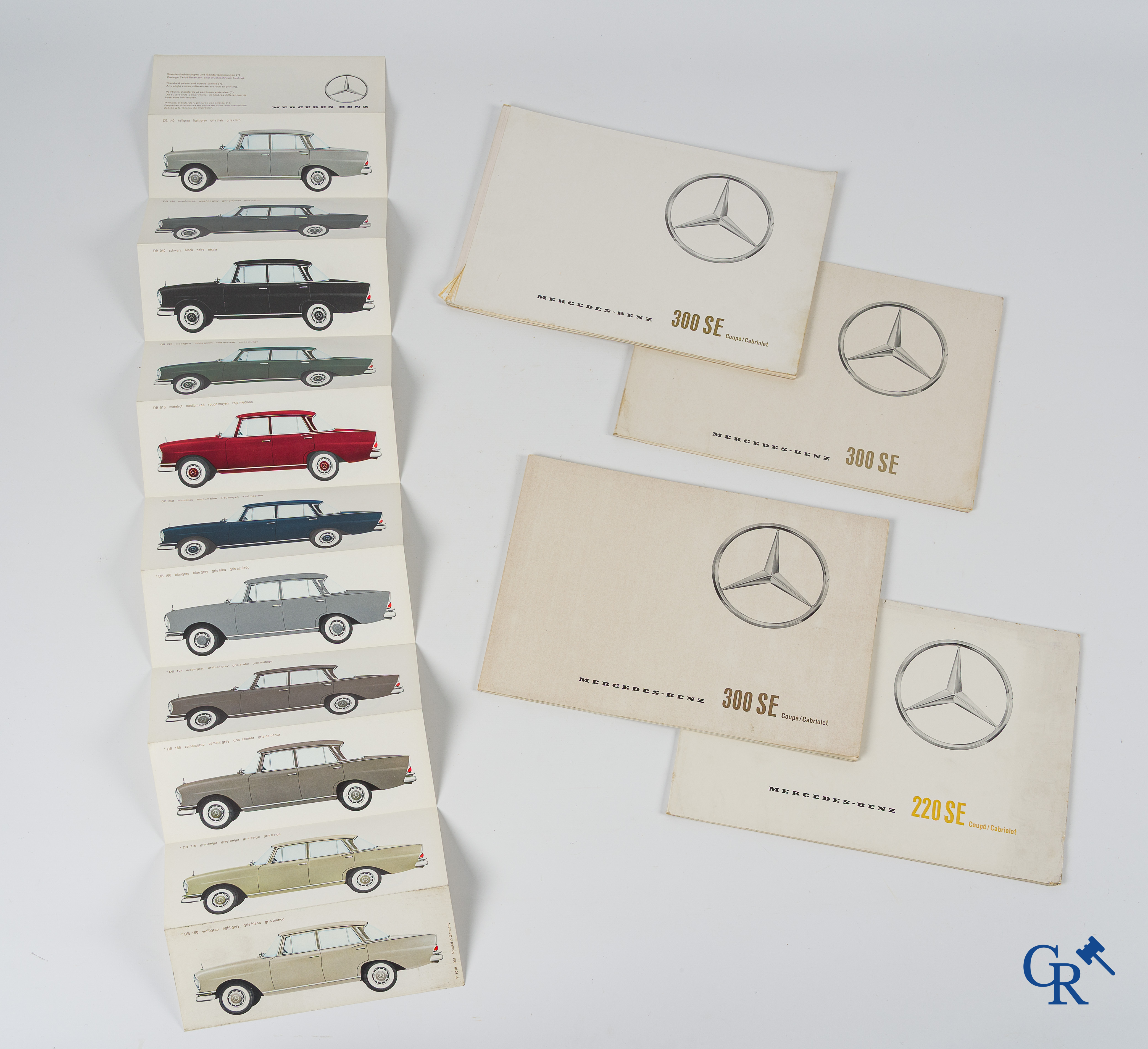 Automobilia. Mercedes Benz. 4 luxe catalogen of publiciteitsfolders en een folder met de lakkleuren.