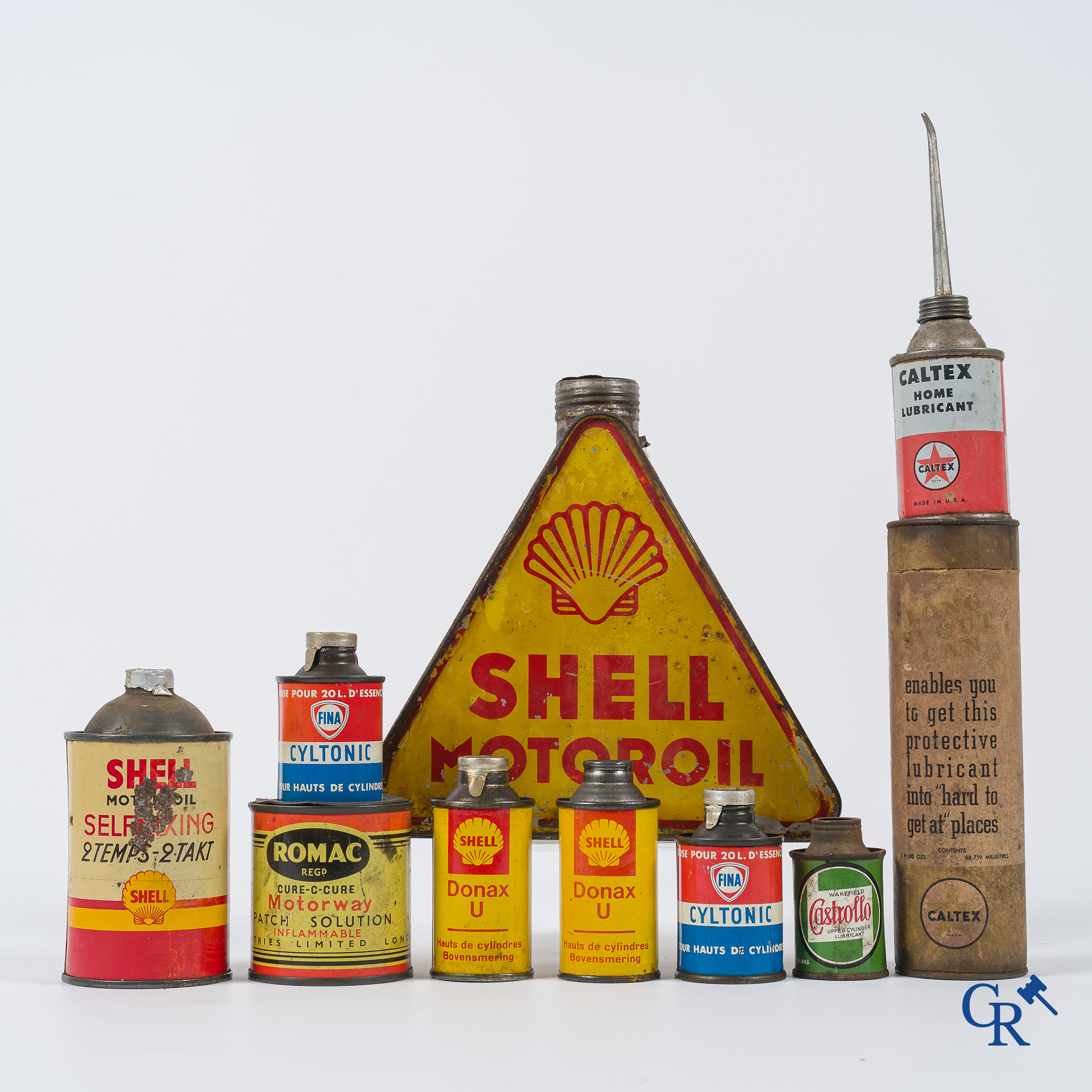 Een kavel van 8 olieblikken, Caltex, Castrol, Fina, Shell, Romac en een driehoekig Shell olieblik 1L. Jaren '30 tot '50.
