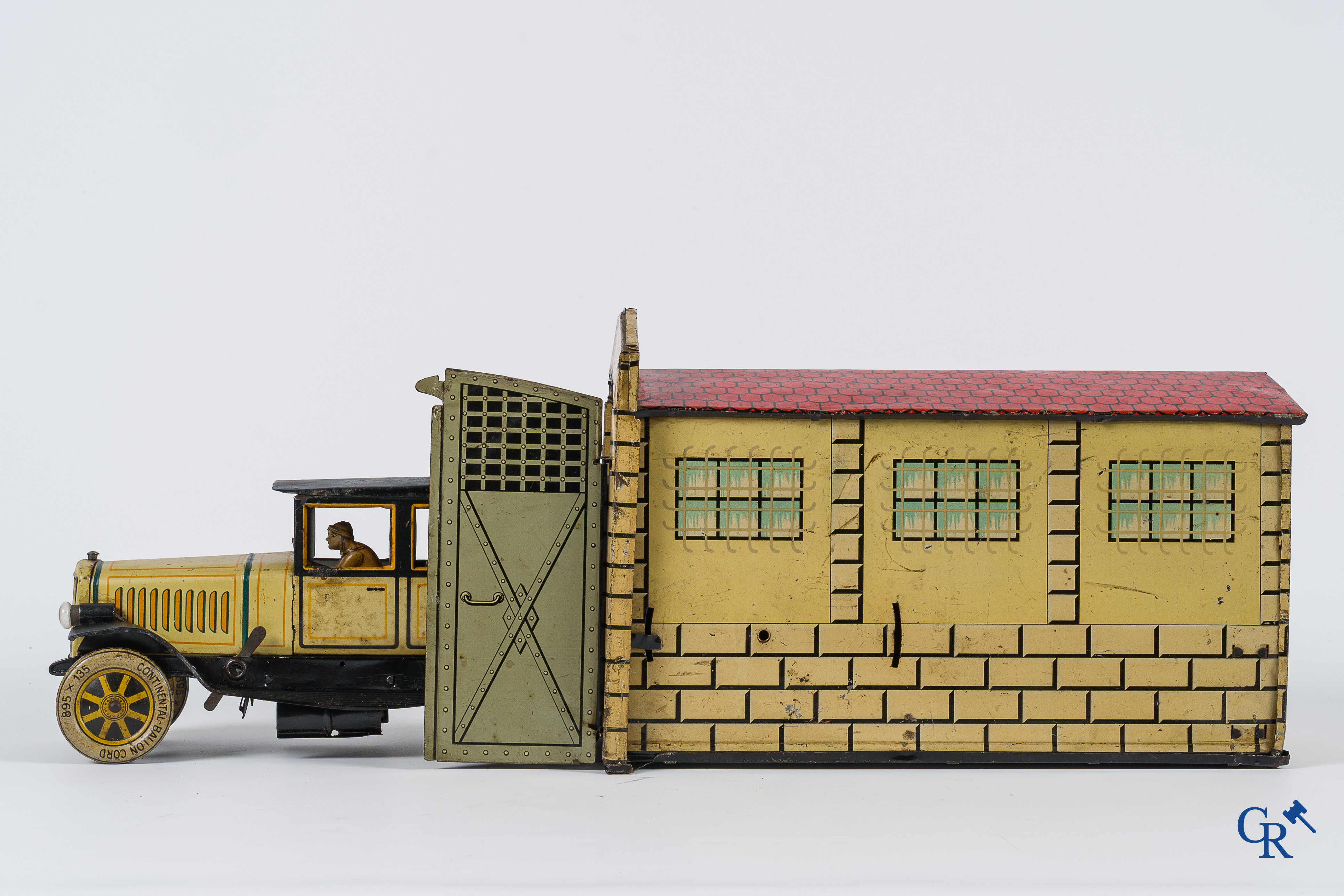 Oud speelgoed. Distler, Duitsland. Limousine met bijhorende garage. Metaal met opwindmechanisme. Jaren '20-'30.