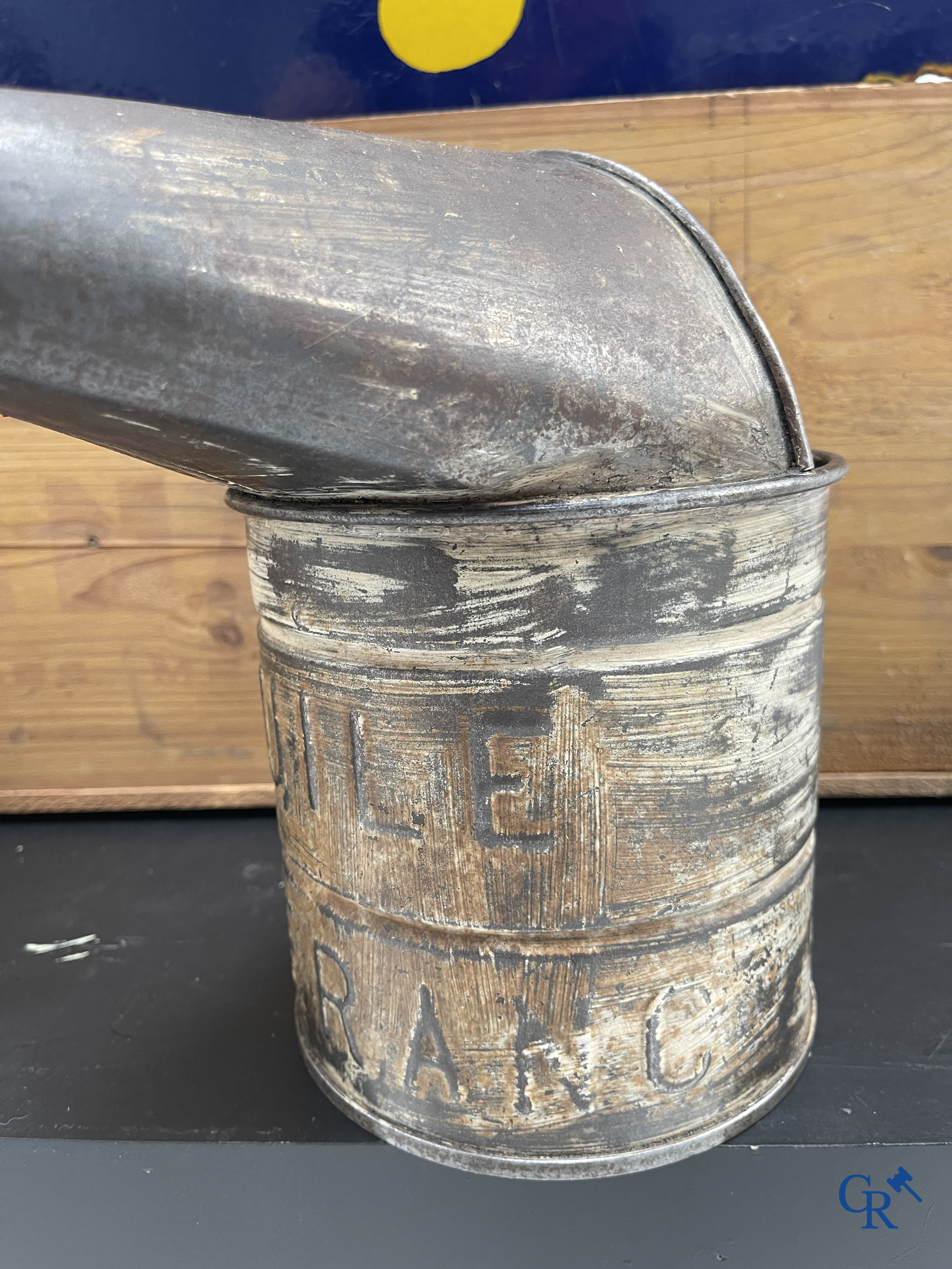 Automobilia, Lot avec une plaque émaillée publicitaire Peugeot, des bidons d'huile et une caisse en bois Huiles Renault.
