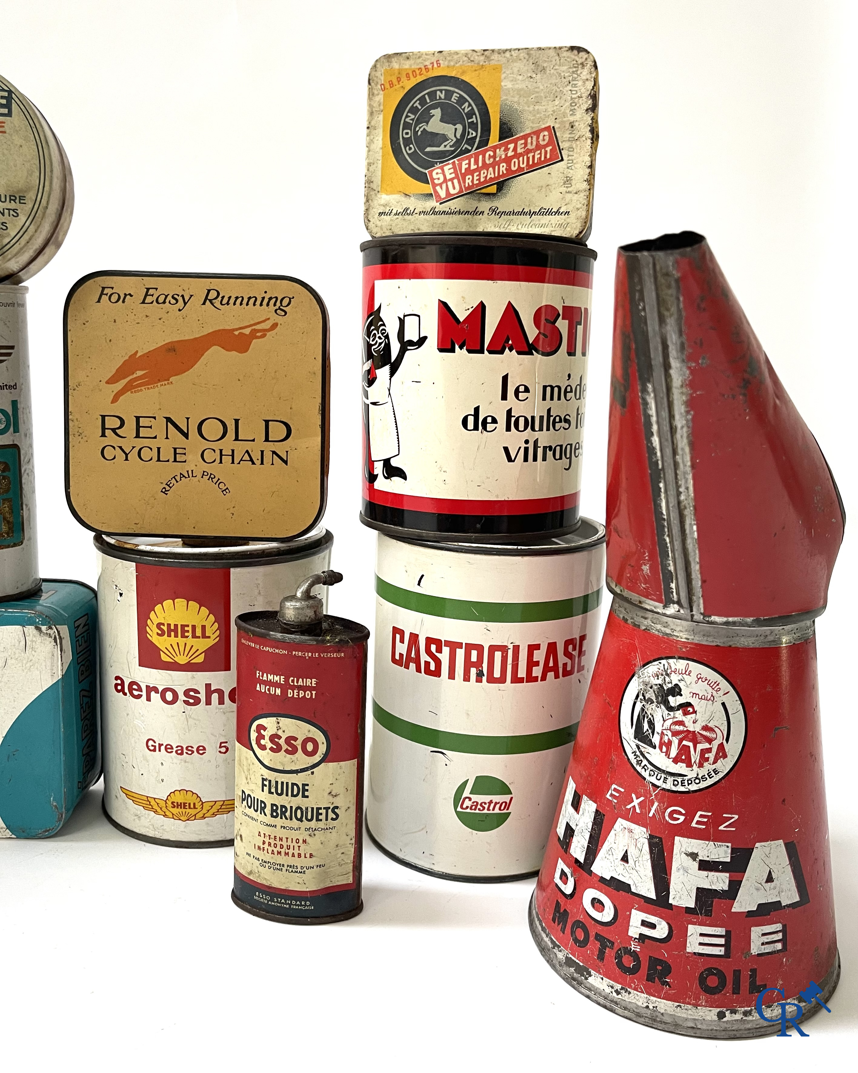 Automobilia. Groot lot olieblikken en andere i.v.m. fietsen, bougies, oliën en andere. Jaren '40-'50-'60.