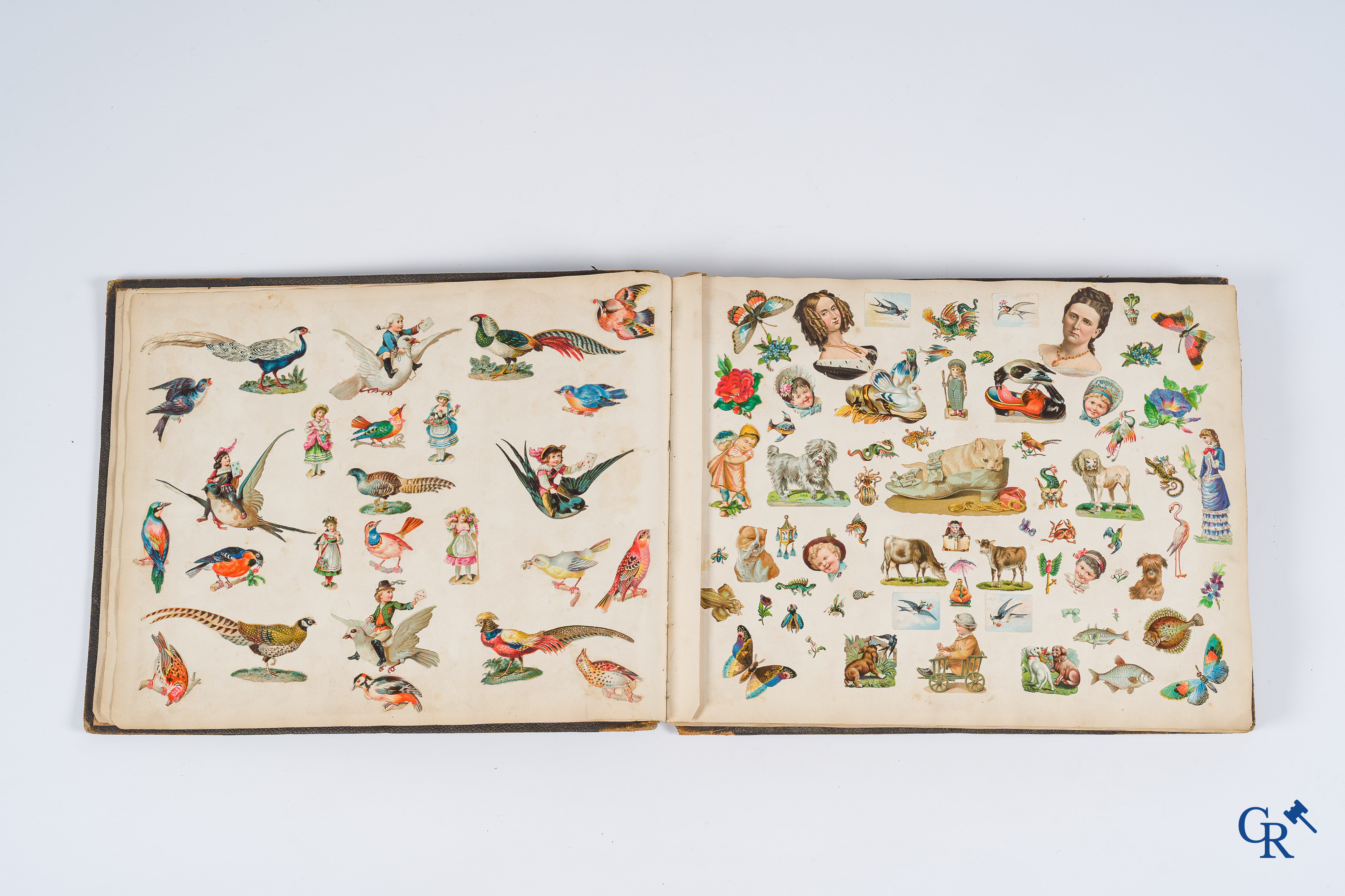 Een album met fantasie- en publiciteitskaarten. Circa 1900.
