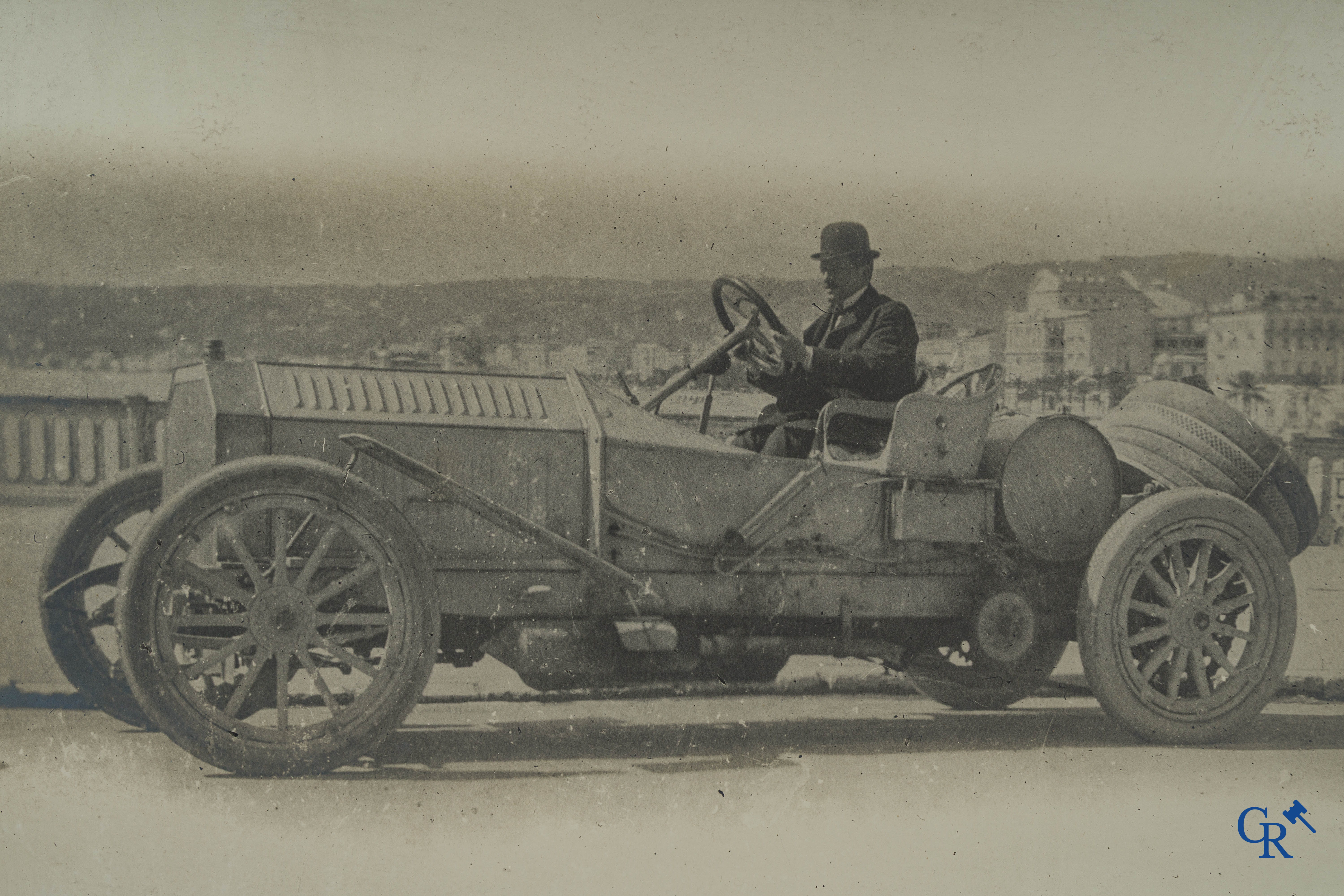 Automobilia. Fotografie, Uitzonderlijk grote foto van een race auto aan de Franse Rivièra. Circa 1905-1910.