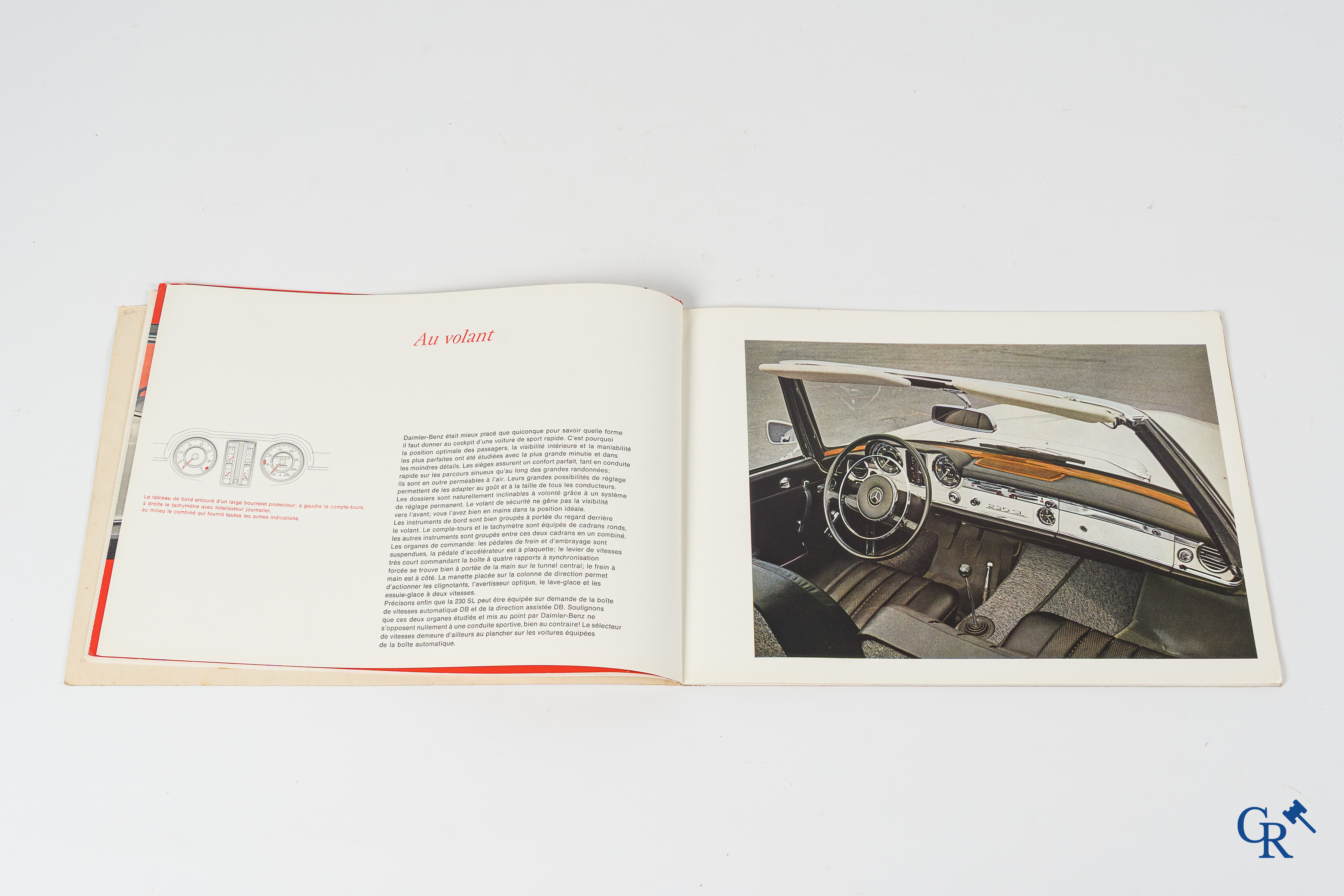 Automobilia. Mercedes Benz. 3 originele luxe catalogen of publiciteitsfolders voor de modellen 230SL en 280SL.
