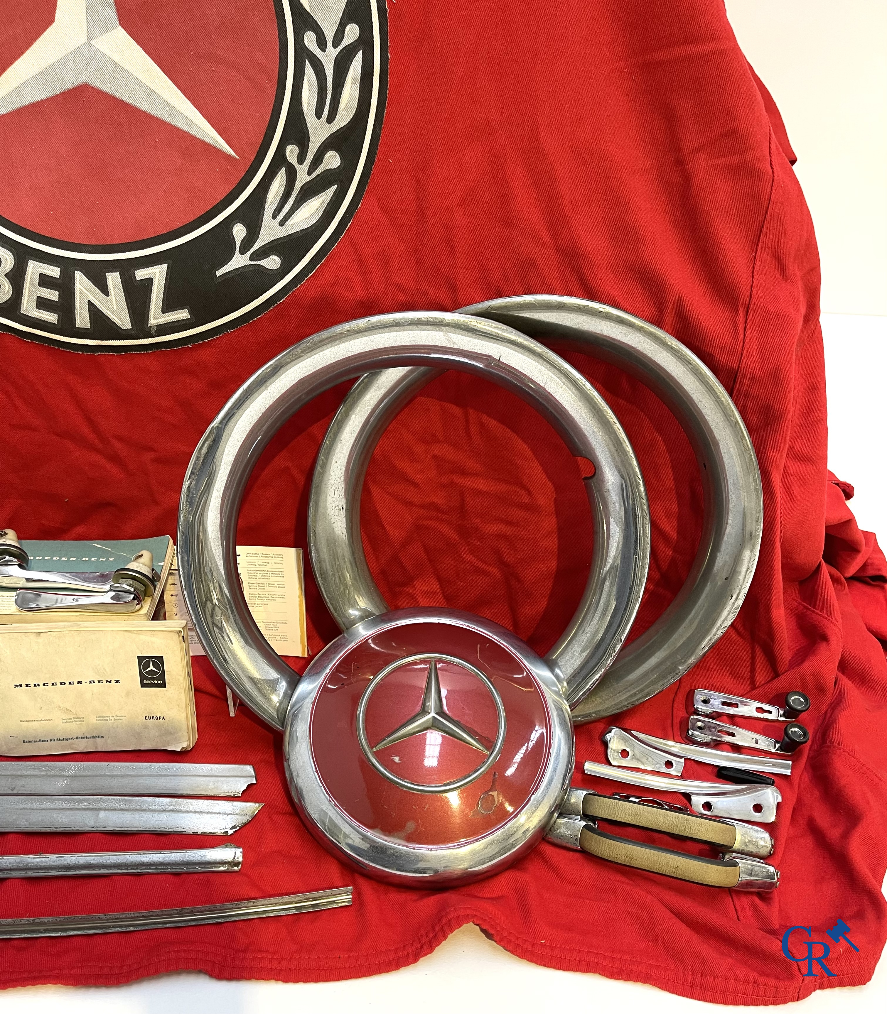 Mercedes-Benz 250 SL Pagode 1967. Een beschermhoes met embleem, 4 originele wieldoppen, en diverse onderdelen.