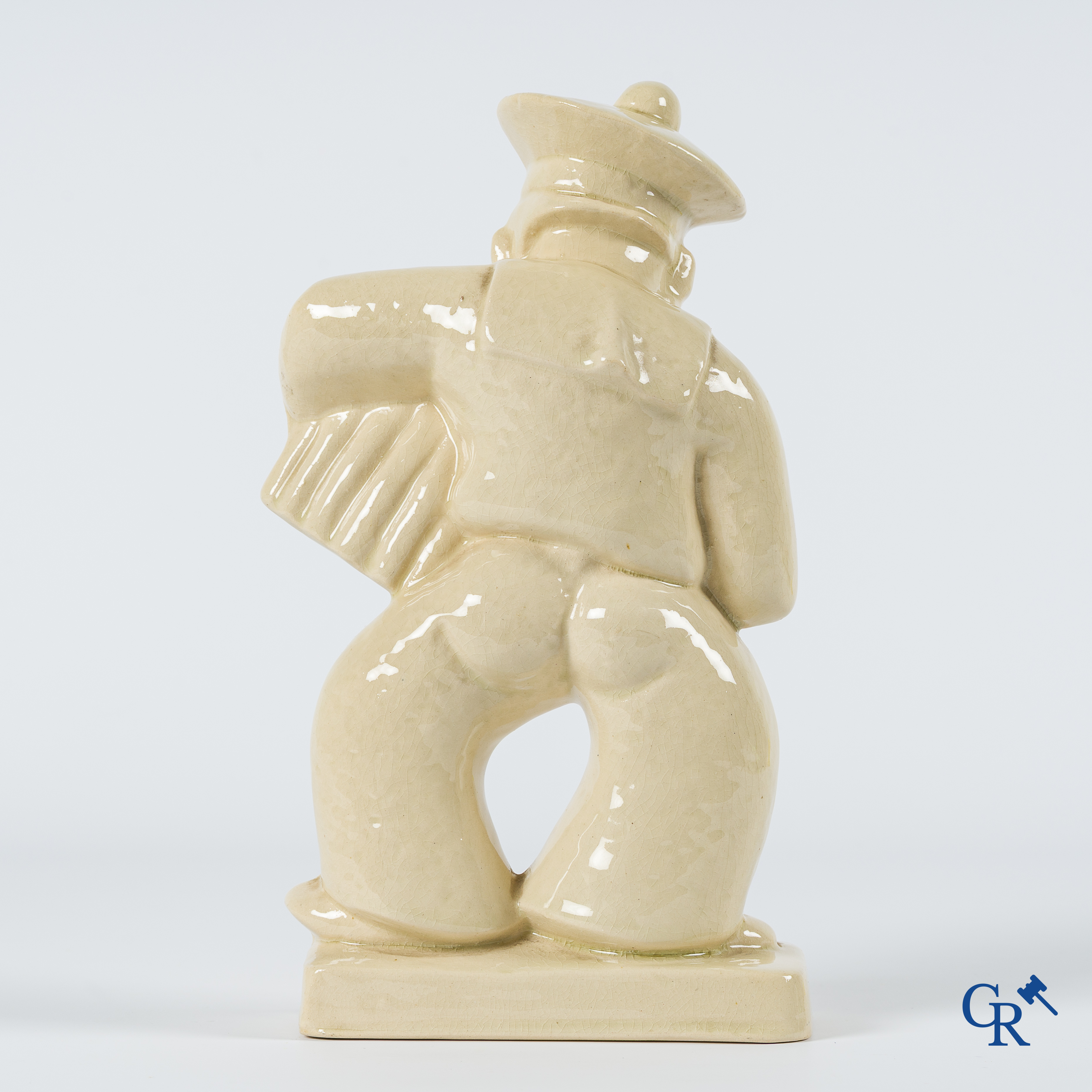Art Deco. Matroos met accordeon in typische Franse craquelé geglazuurde faience. Circa 1930.