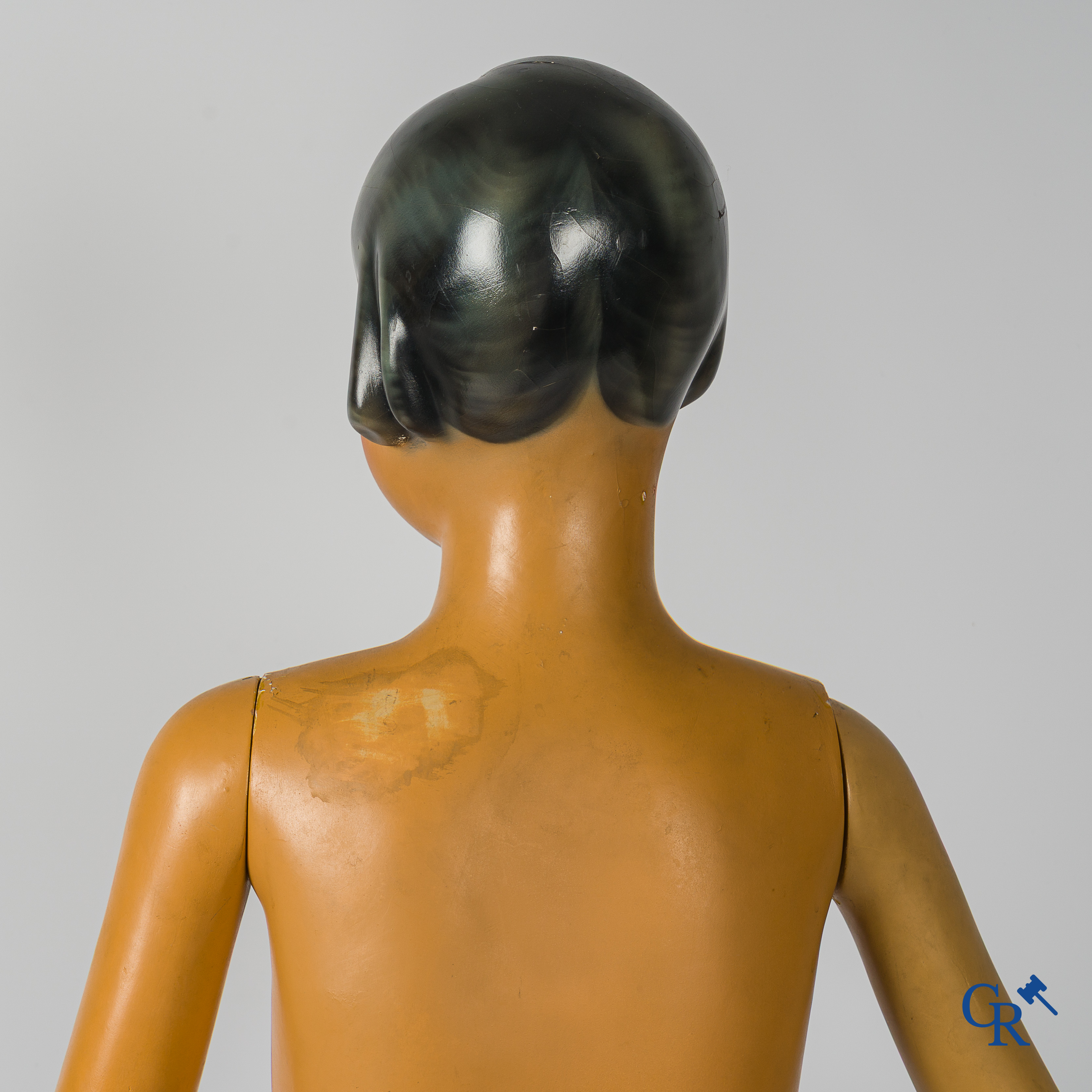 Siegel Paris, Art Deco etalagepop van een meisje in plaaster. Jaren '30. Gemerkt Siégel Paris, Made in France.