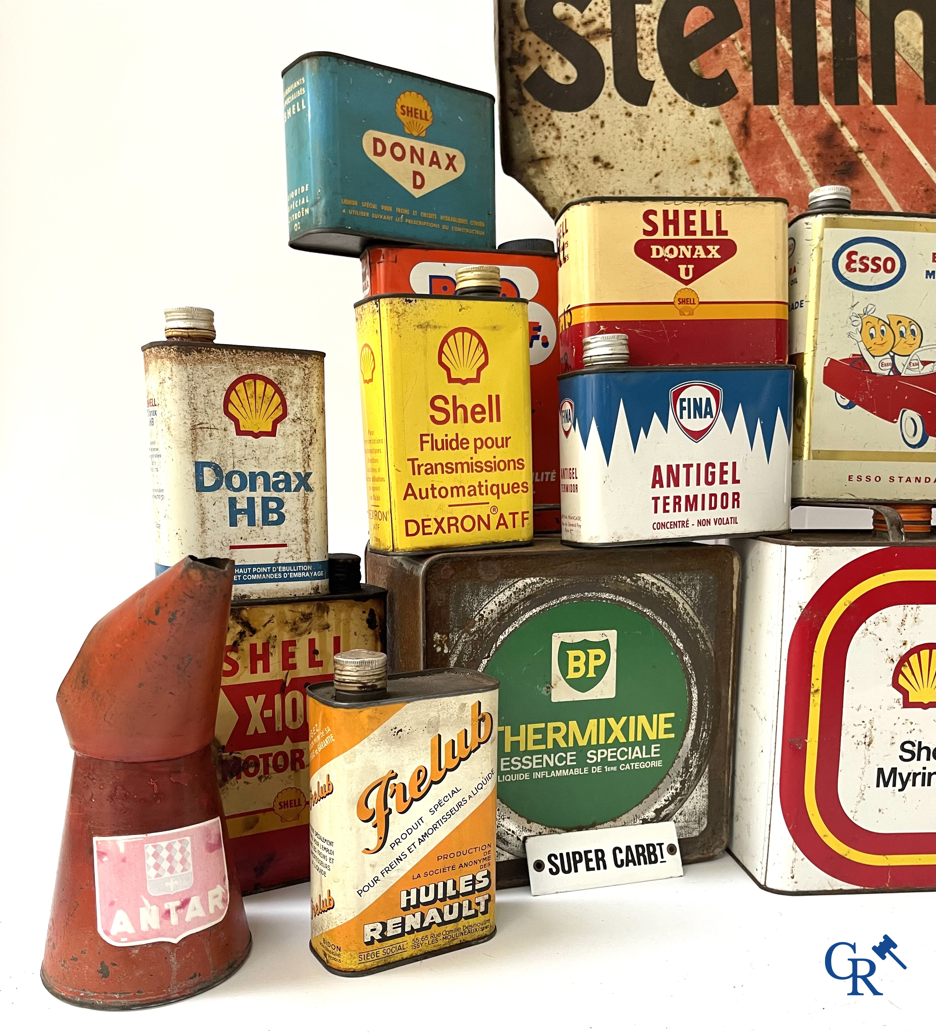 Automobilia, Grand lot de bidons d'huile, enseigne publicitaire Stelline, verseur d'huile Antar et une petit plaque en tôle émaillée. Années '50-'60.