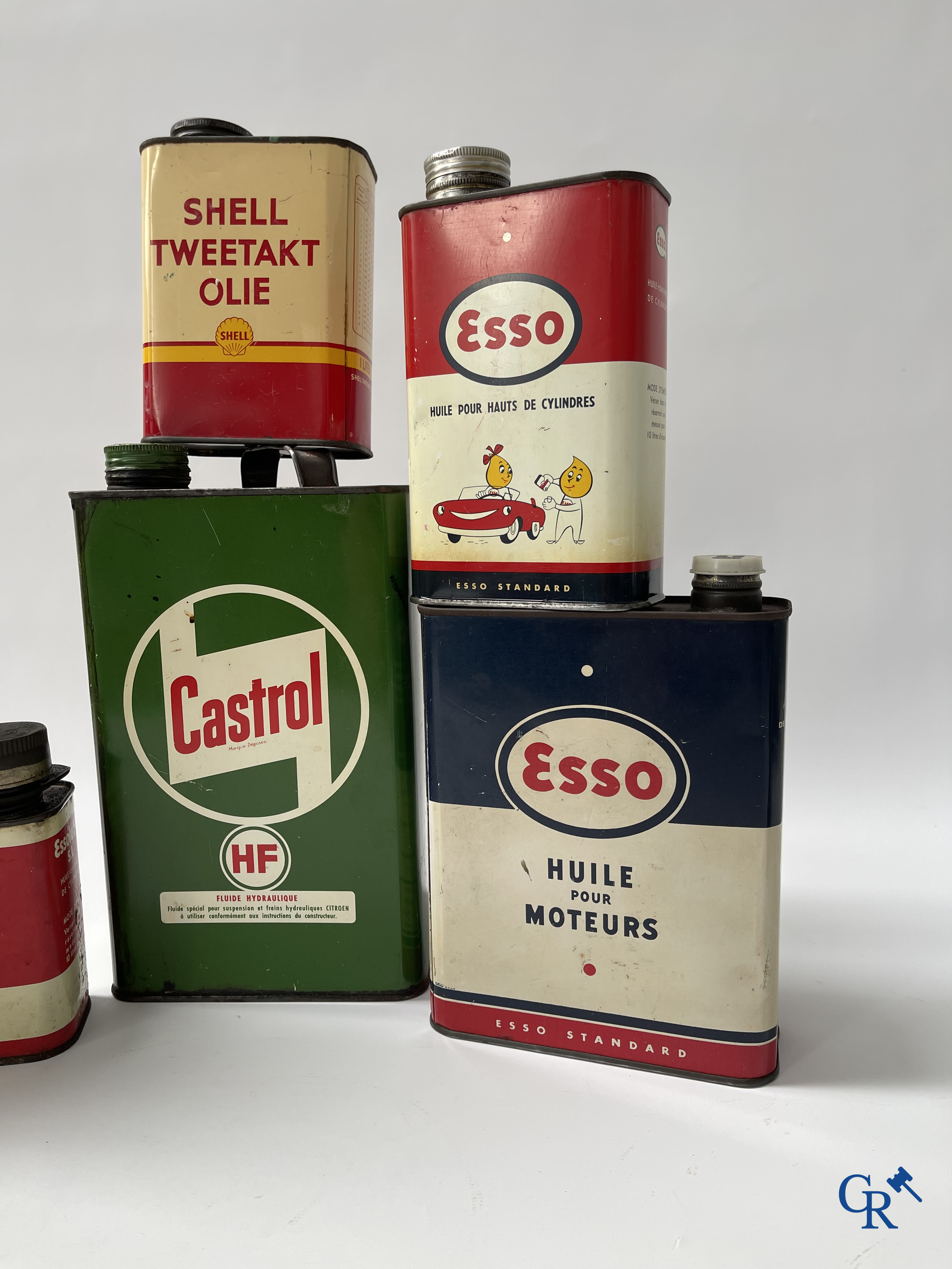 Automobilia. Lot olieblikken en een Eskimo Spécial Anti-vries blik. Castrol, Esso, Shell, jaren '50-'60.