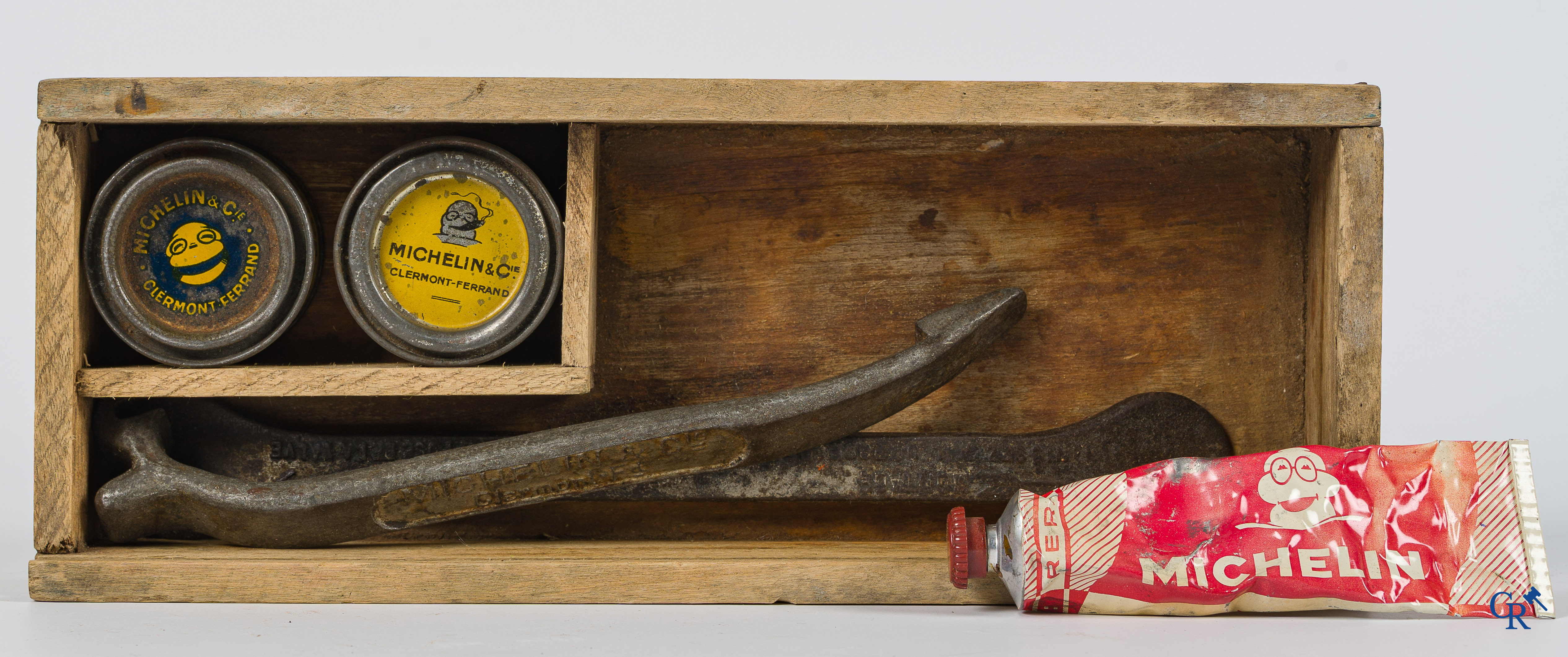 Automobilia. Michelin. Een vroege reparatiekit "Trépan" en een mooi lot blikdozen. Circa 1910-1930.
